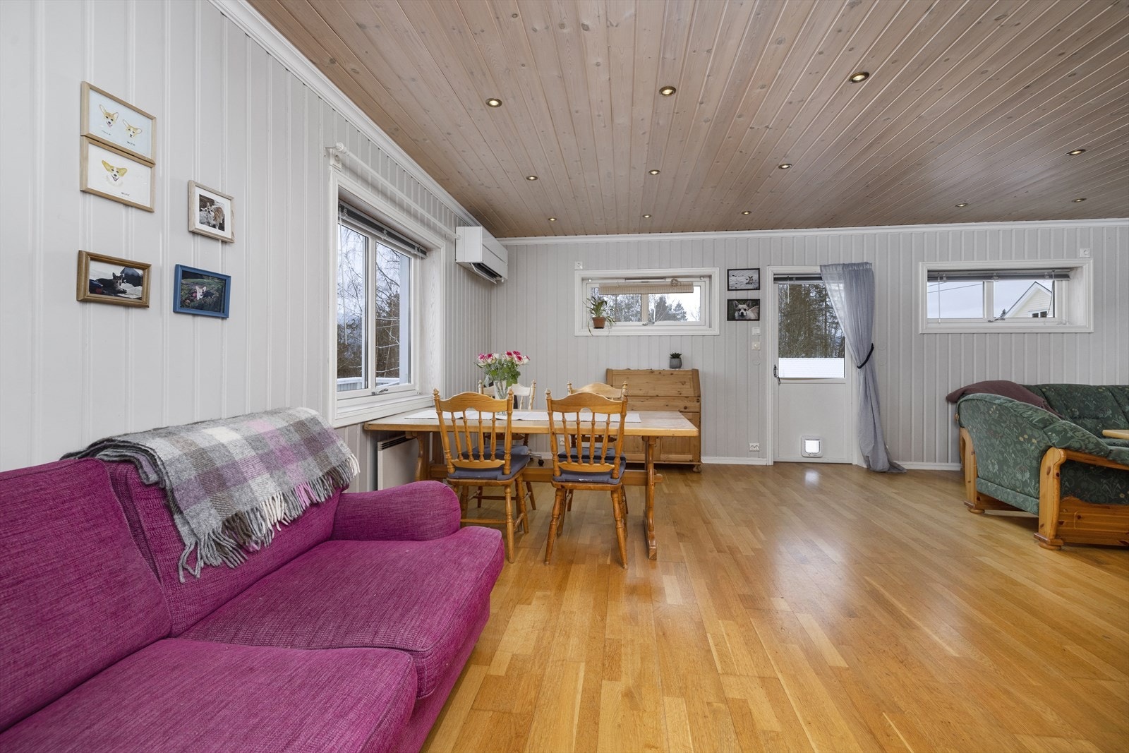 Det er parkett på gulv og panel på vegger og i tak. Galleribilde