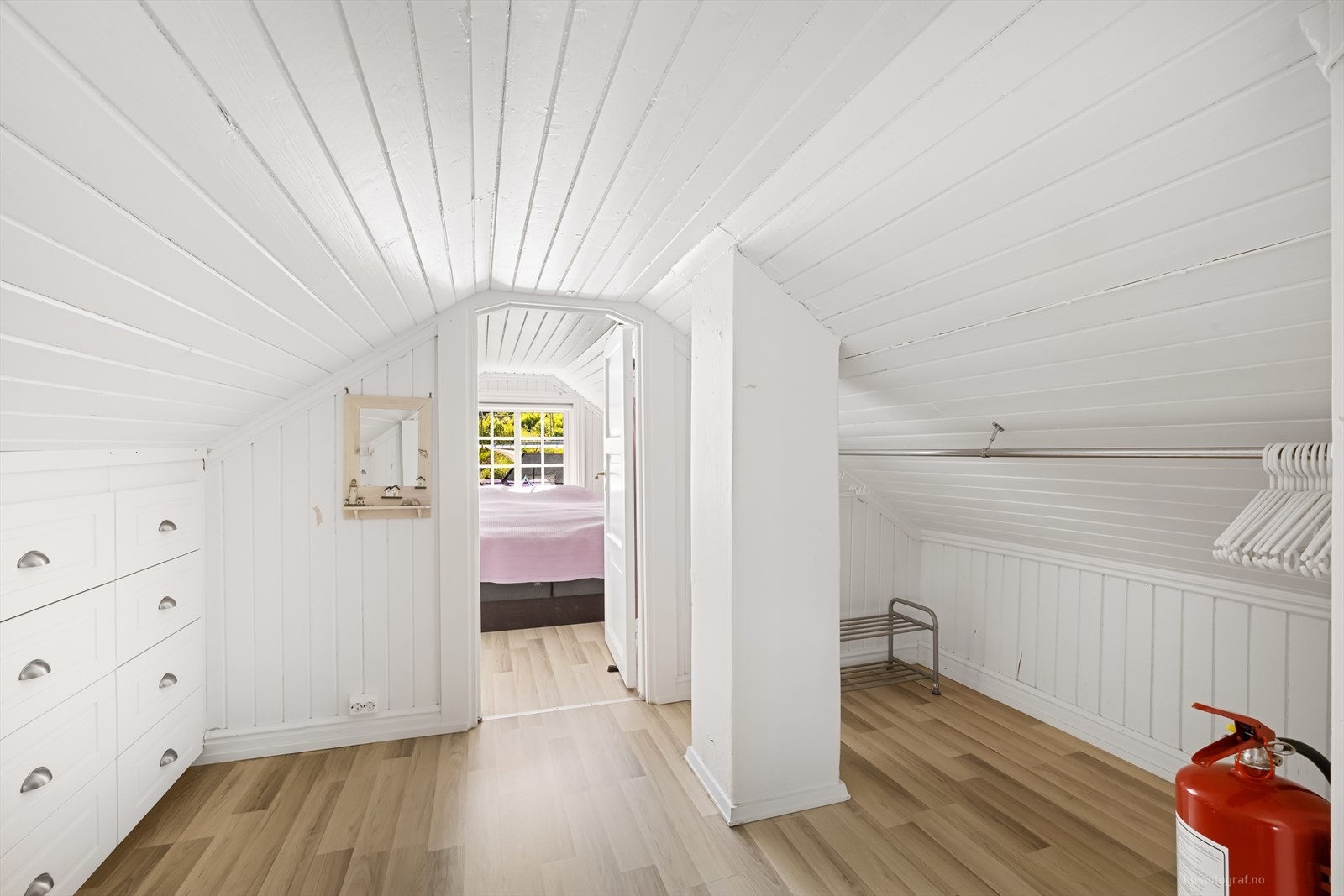 Praktisk innredet loft alkove med muligheter for oppbevaring og seng. Galleribilde