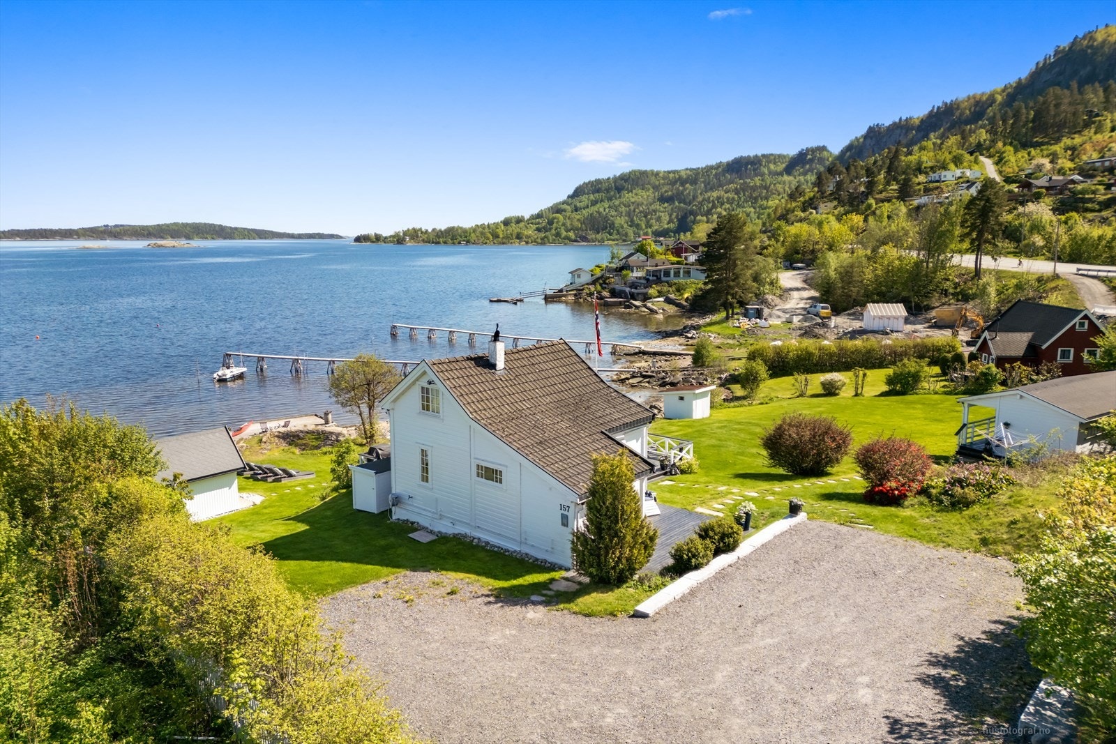 Nydelig beliggenhet i første rekke med sjøen som nærmeste nabo og i enden av blindvei. Galleribilde