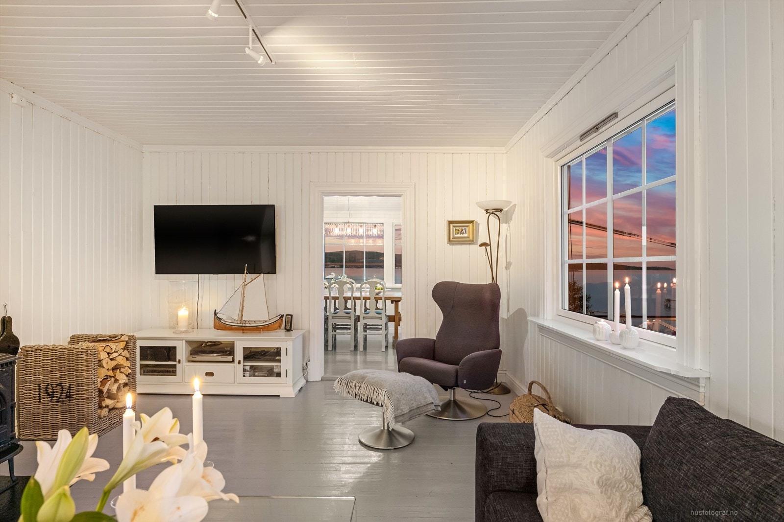 Her kan man sette seg godt til rette i sofakroken og nyte utsikten over de idylliske omgivelsene. Galleribilde