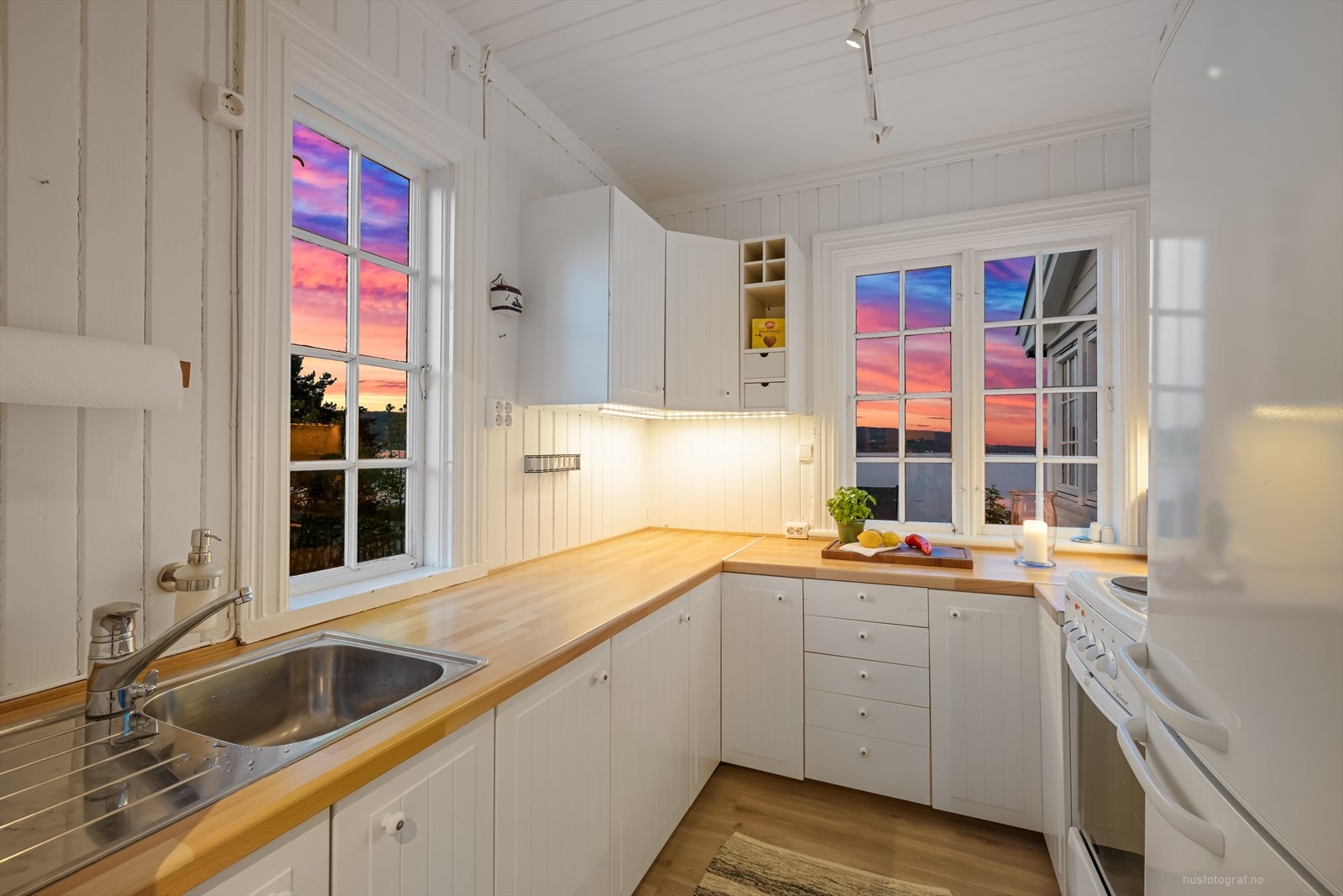 Innredningen byr på effektive arbeidsflater og god plass til oppbevaring i skuffer og skap. Galleribilde