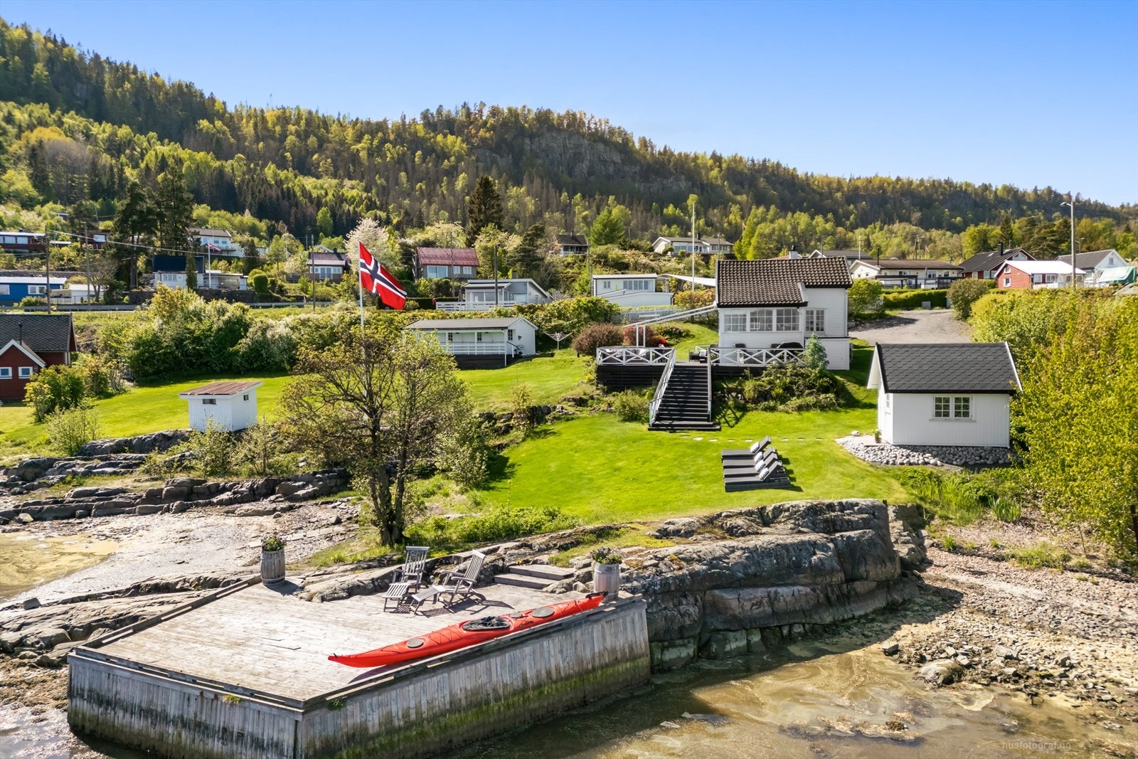 Her har man alt man trenger for lange sommerkvelder med grilling og store middagsselskaper. Galleribilde