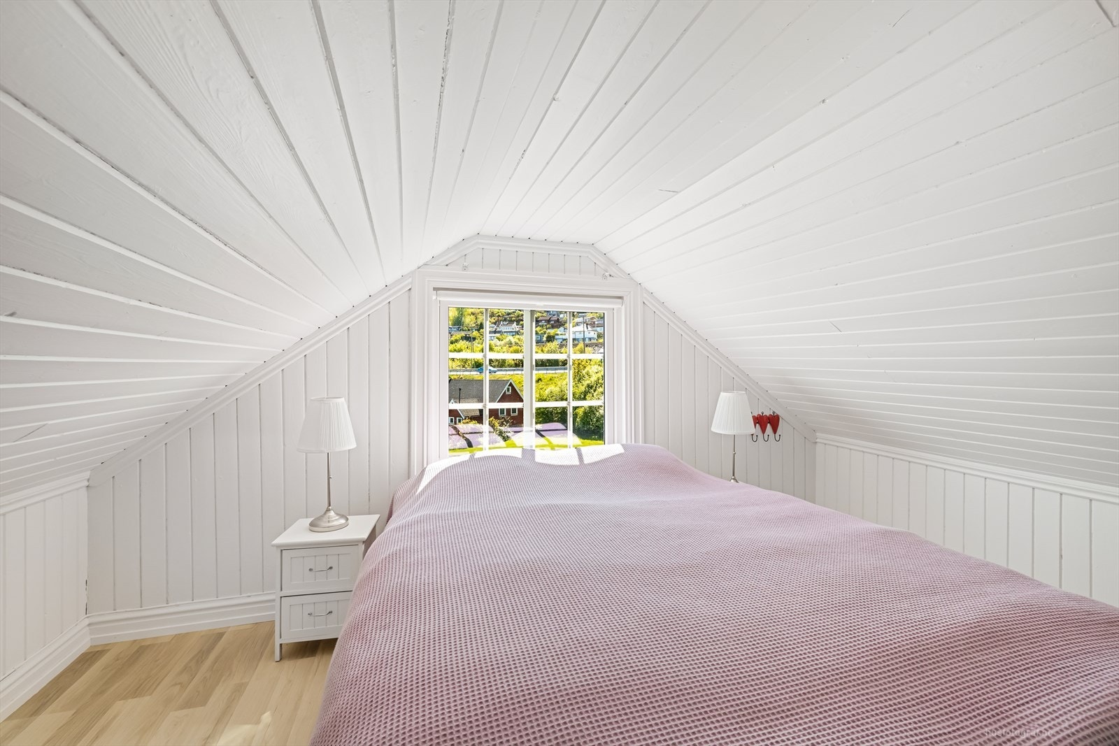 Rommet innerst i lofts alkoven er innredet som soverom, rommet er ikke godkjent for varig opphold med grunnlag av takhøyde. Galleribilde
