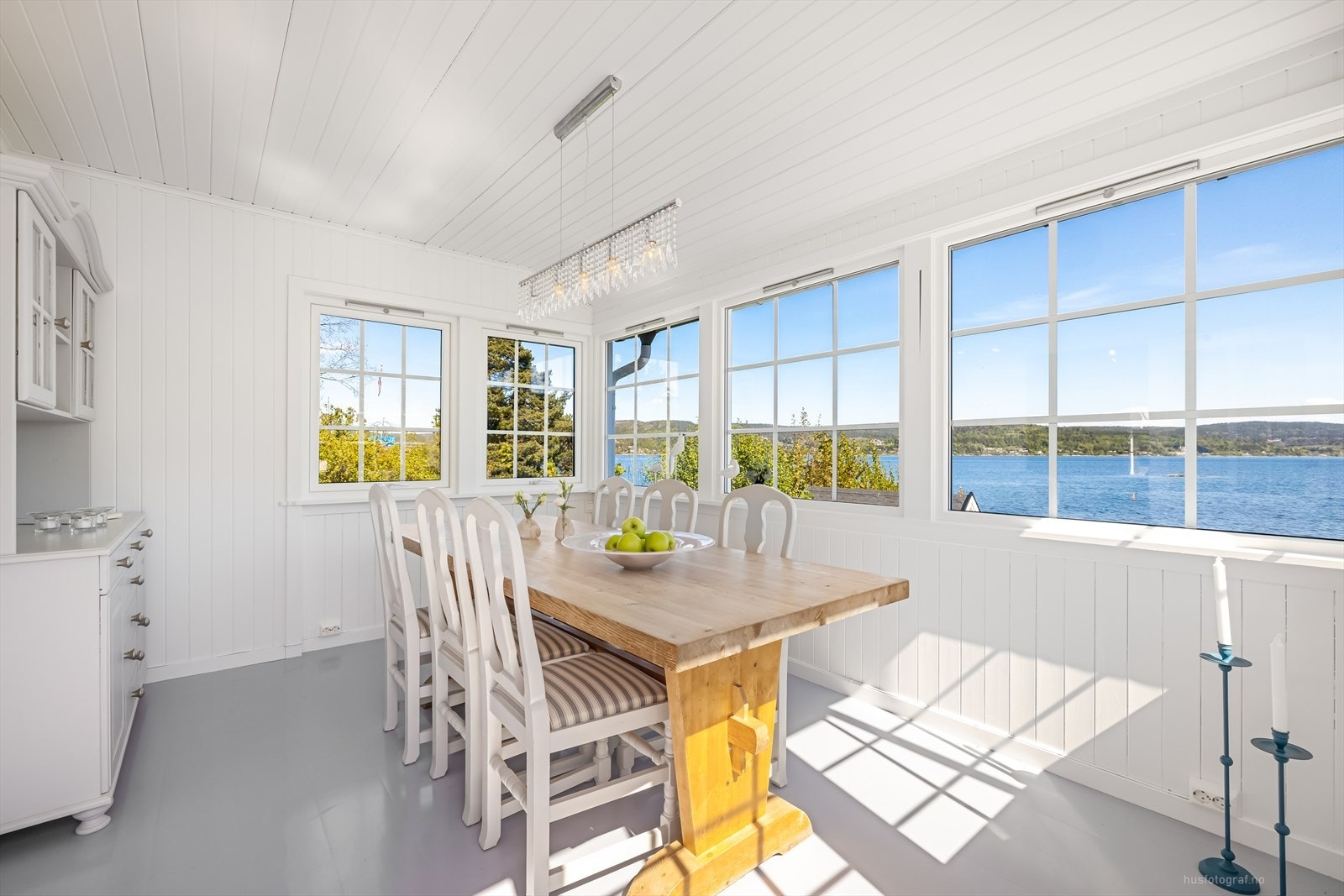 I tilknytning til stuen ligger spisestuen, her er det god plass til et stort spisebord hvor hele familien kan samles til et bedre måltid. Galleribilde