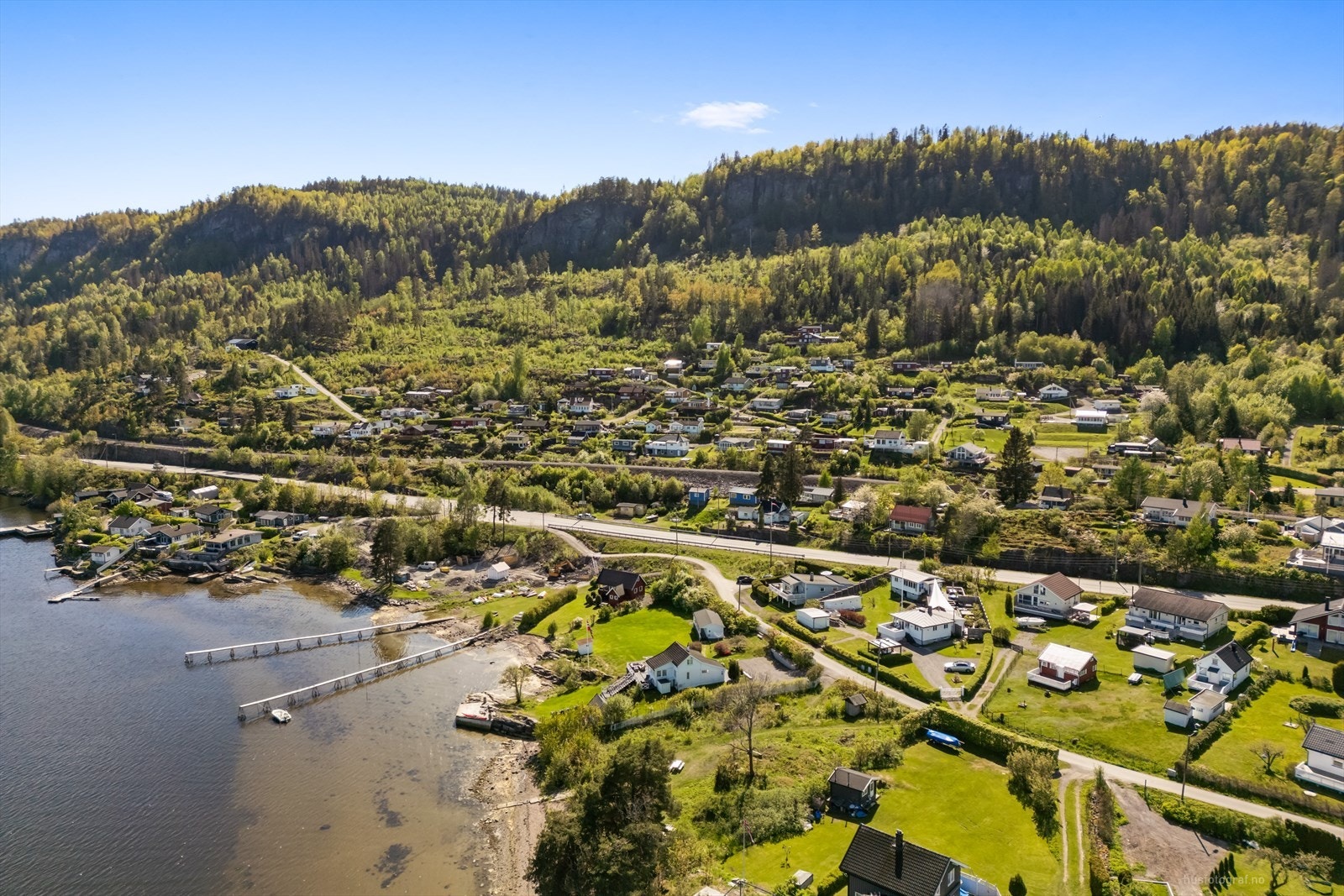 Enkel adkomst til Sande sentrum (ca. 6 km) med togstasjon og alle nødvendige servicetilbud. Galleribilde