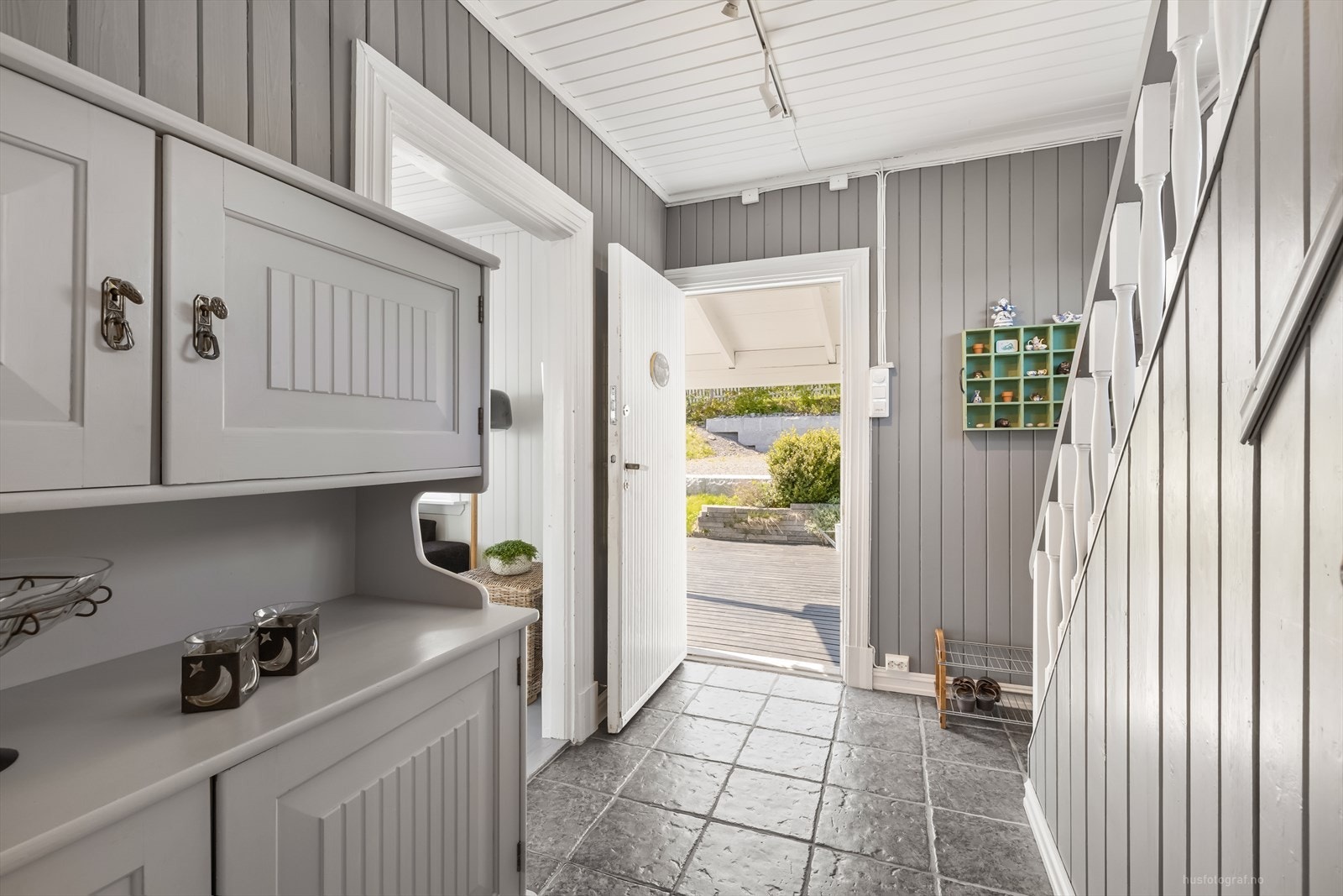 Velkommen inn til en hyggelig entré med flislagt gulv og oppheng for yttertøy. Galleribilde