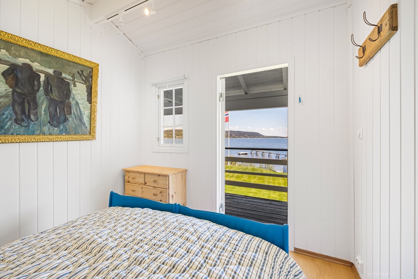 Her kan en våkne til bølgeskvulp, måkeskrik og fantastisk sjøutsikt. Galleribilde