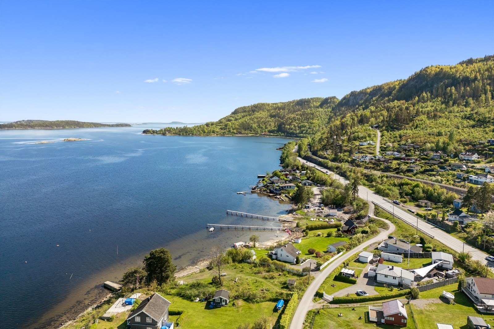 Eiendommen har en nydelig beliggenhet - noe syd for Sande - med umiddelbar adkomst til sjøen. Galleribilde