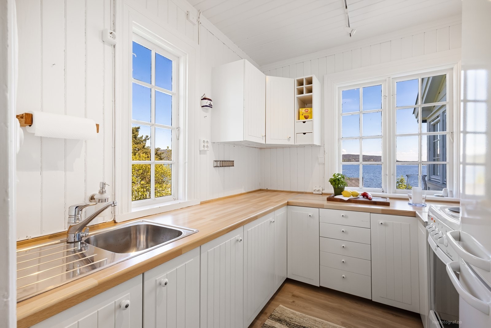 Kjøkkenet er utstyrt med frittstående hvitevarer. Hvitevarene medfølger i utgangspunktet ikke i salget. Galleribilde