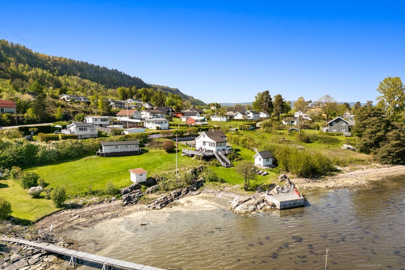 Eiendommen har en idyllisk og fantastisk beliggenhet med brygge mot vannet nede ved sjøen. Galleribilde