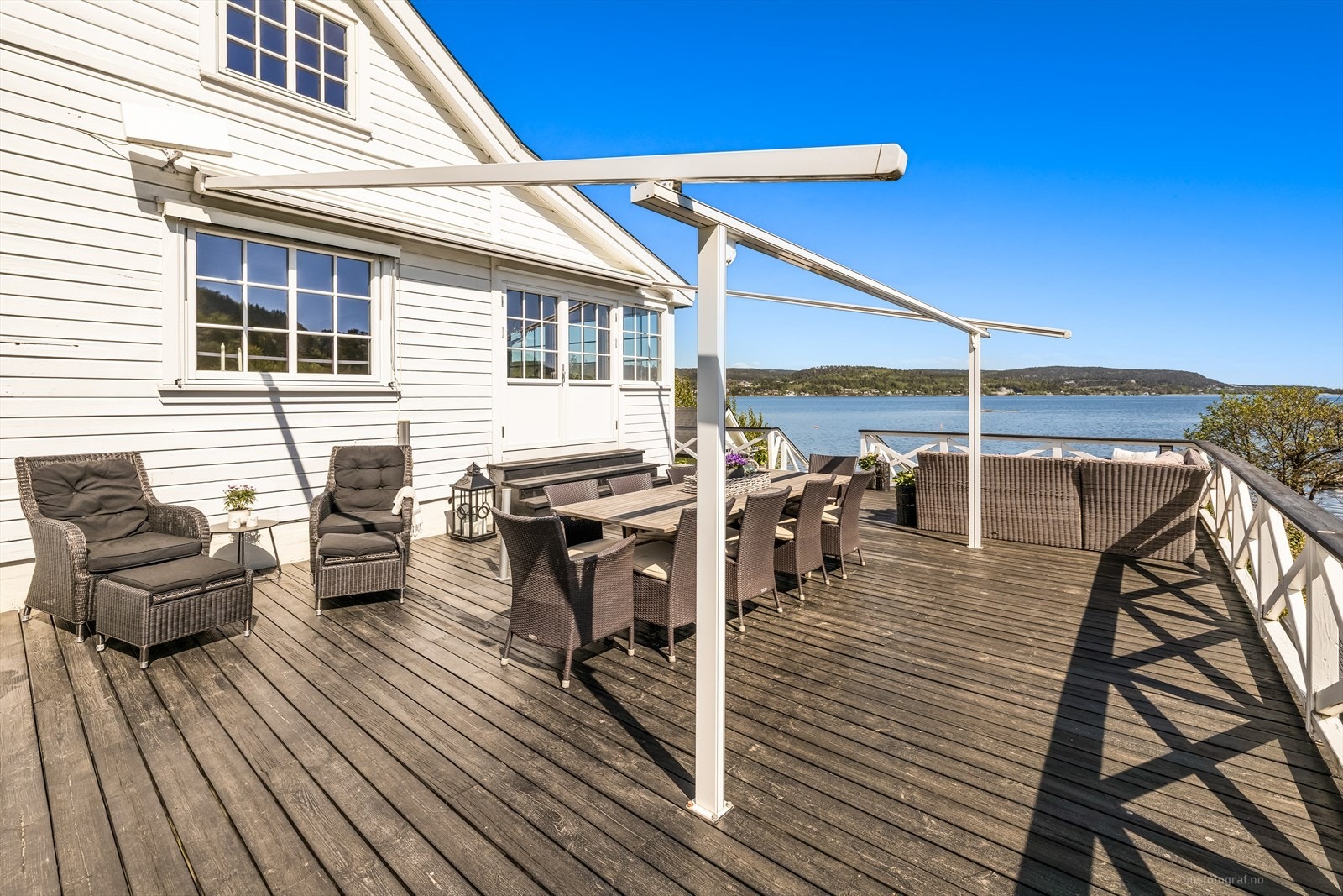 Terrassen er delt opp i flere møbleringssoner, der en kan nyte lange og hyggelige sommerkvelder. Det er montert elektrisk markise av god kvalitet for solskjerming på varme sommerdager. Galleribilde