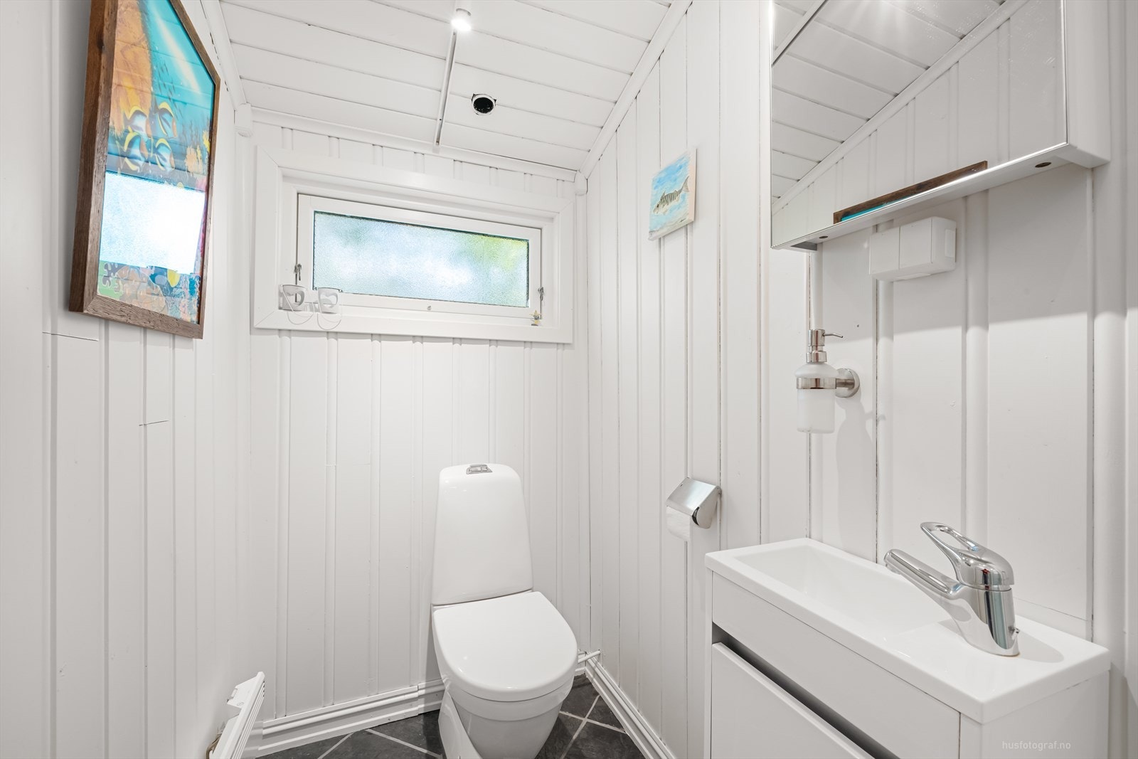 Badet i annekset har en enklere innredning og består av servant, speilskap toalett og dusjkabinett. Galleribilde