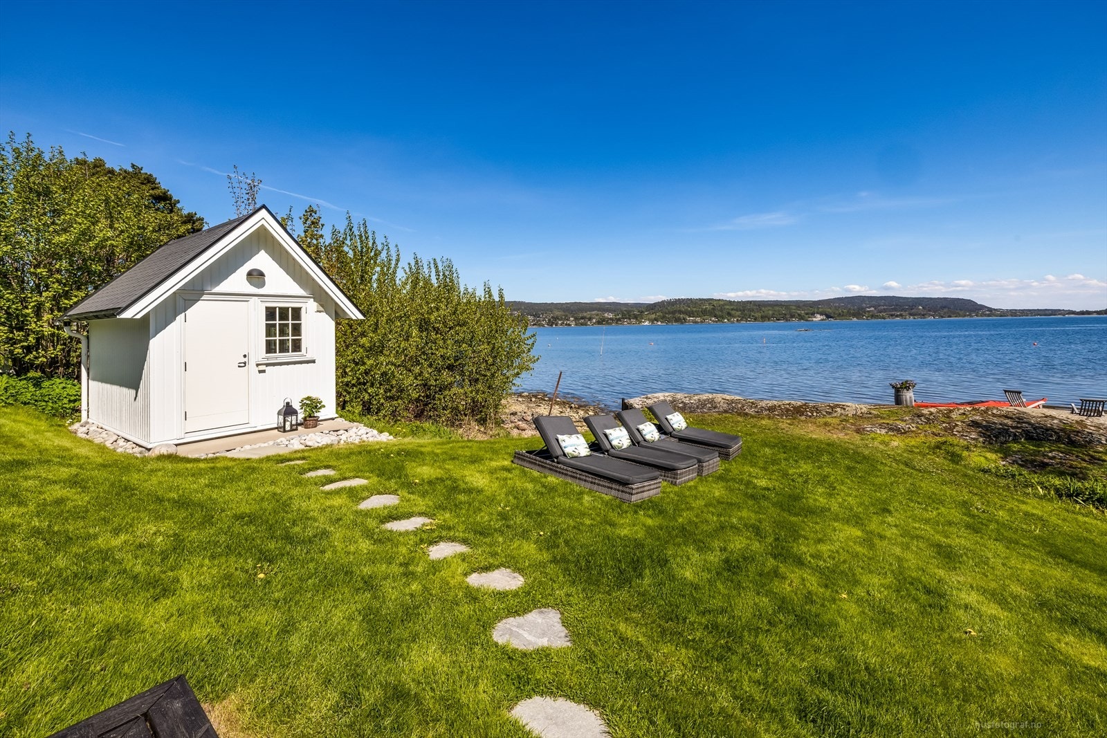 Eiendommen har i tillegg en utvendig bod, sjøbod/naust og anneks med 2 soverom og innredet bad. Galleribilde