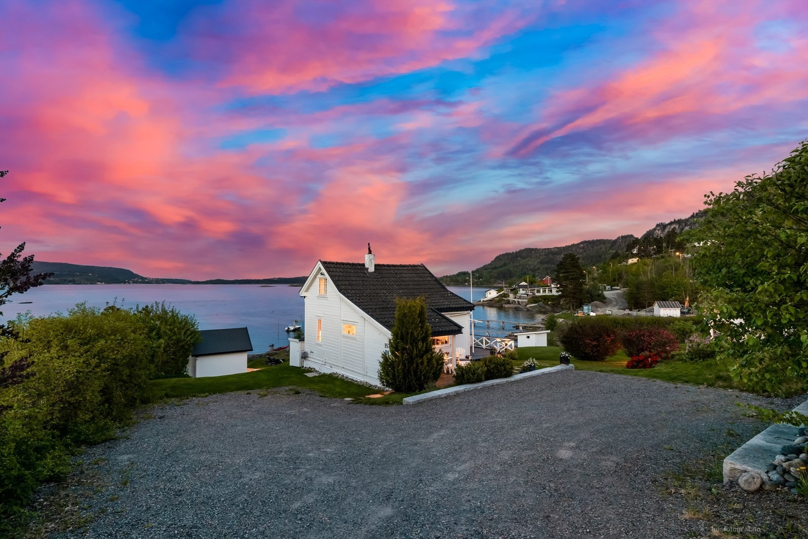 Parkering forekommer rett utenfor hytta i egen gruset gårdsplass. Galleribilde