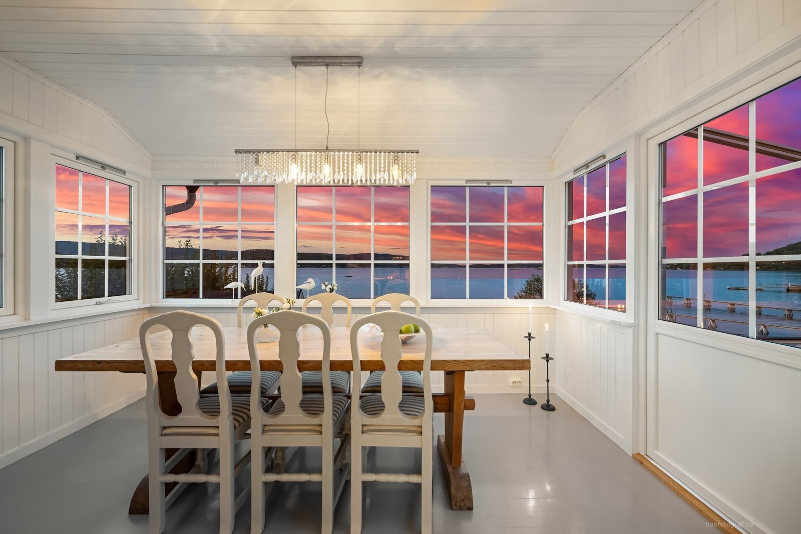 Spisestuen kan også brukes som en sommerstue og forlenger utesesongen og gjør at det er hyggelig å sitte ute selv med ruskete vær. Galleribilde