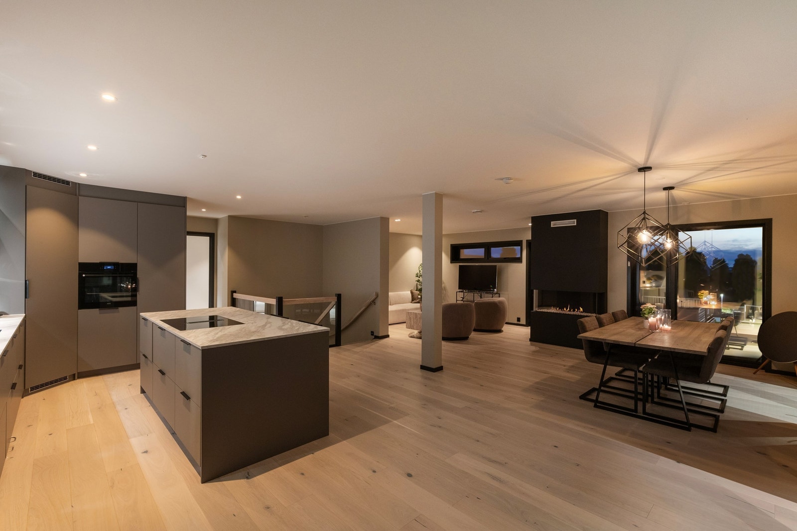 Flott belysning med utstrakt bruk av downlights. Galleribilde