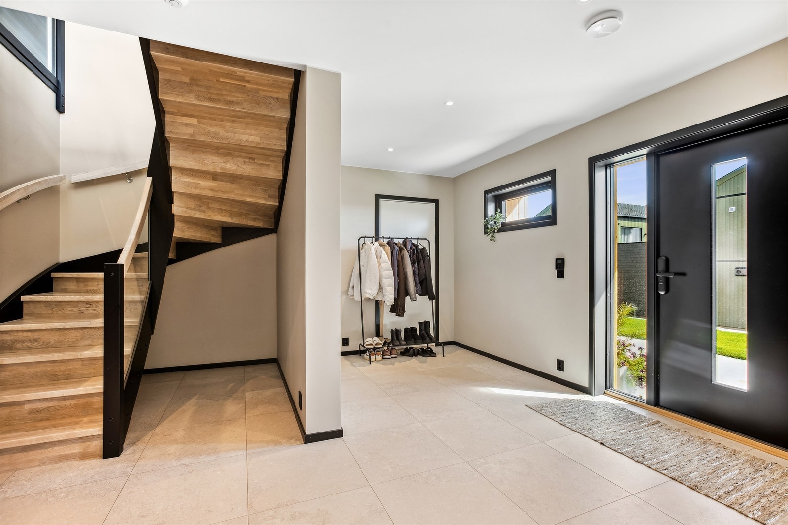 Boligen har et trivelig, overbygd inngangsparti og en romslig, innbydende entré/hall i første etasje. Rommet har gulvvarme, og det er god plass til skyvedørsgarderobe og/eller annet møblement. Galleribilde