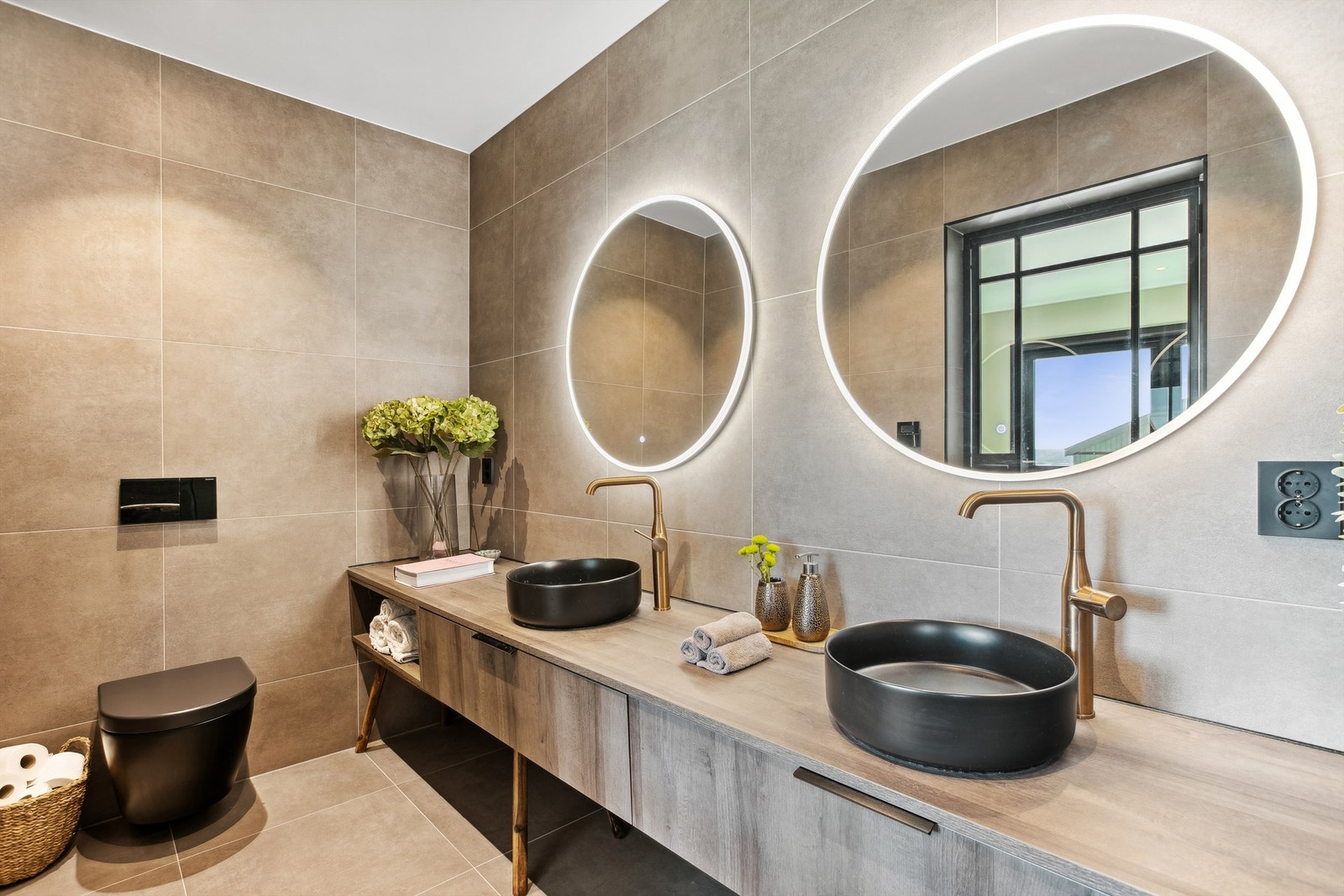 Badet i andre etasje ligger i mastersuiten og har fliser på gulvet, fliser på veggene, gulvvarme, downlights og avsatt plass til badekar. Galleribilde