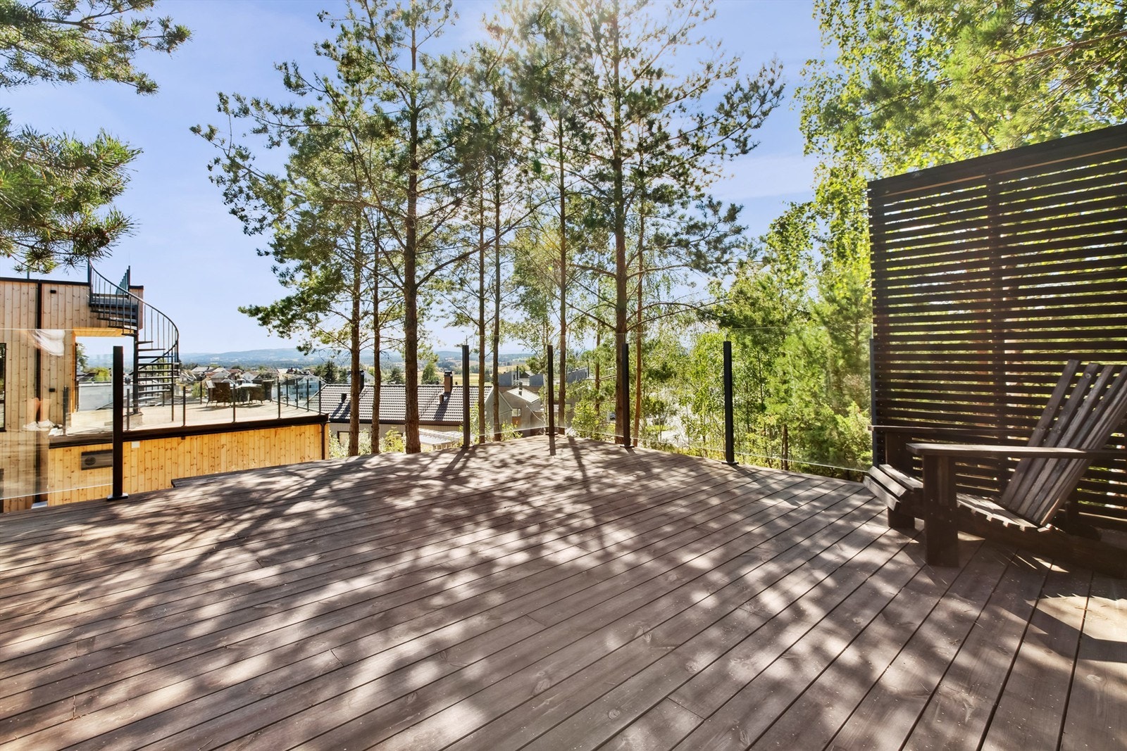 Platting i skjermet hage mot skogen, leieavtale med grunneier på dette området som ligger utenfor tomten. Galleribilde