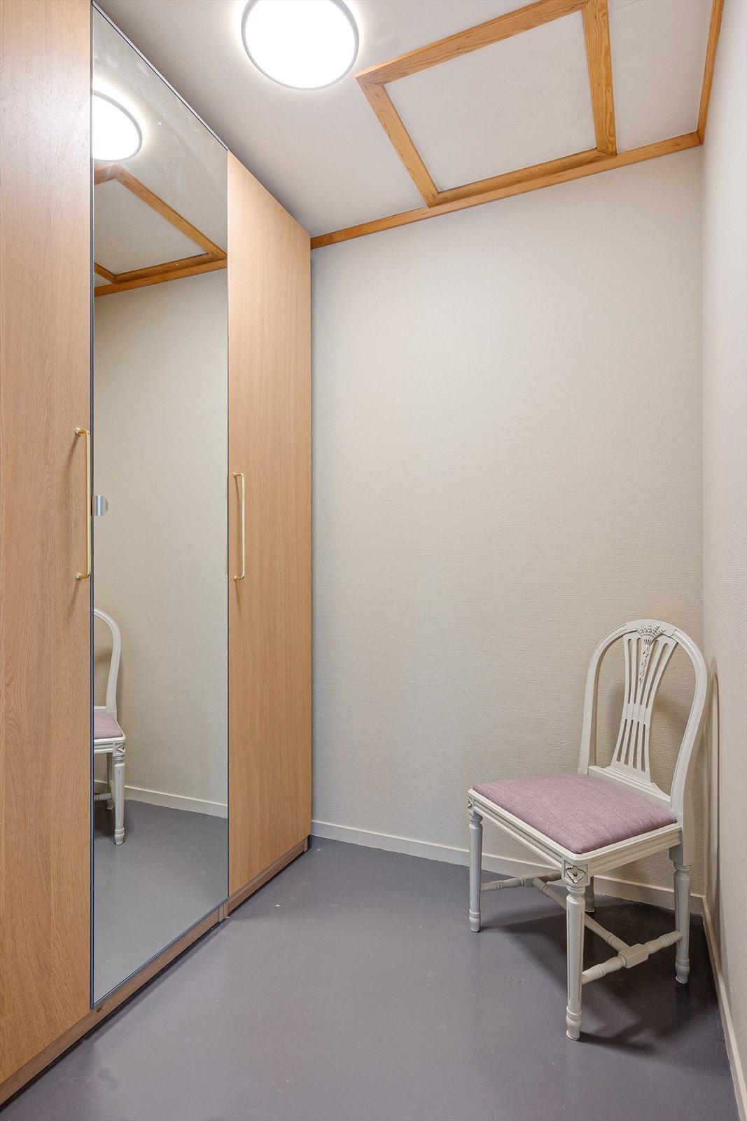 Omkledningsrom/bod i gangen er meget praktisk og innredet med garderobeskap. Galleribilde