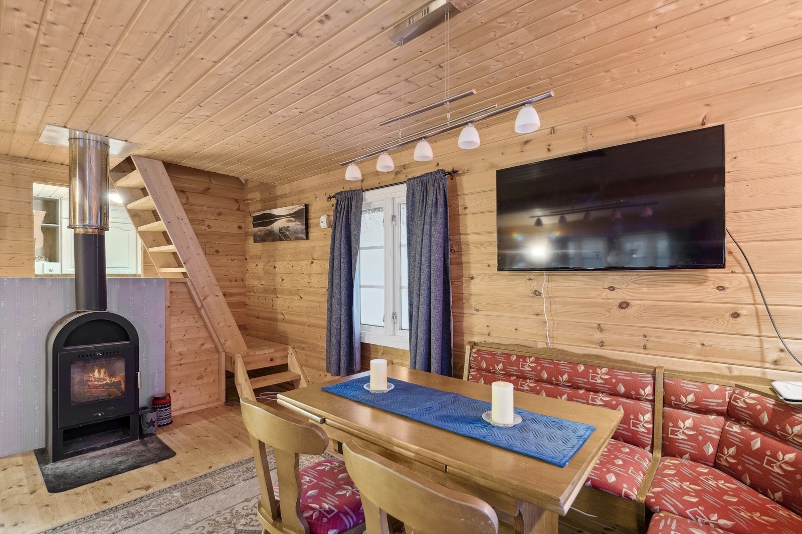 Oppvarmingen ivaretas av vedovn som også bidrar til den gode og lune innetemperaturen. Galleribilde