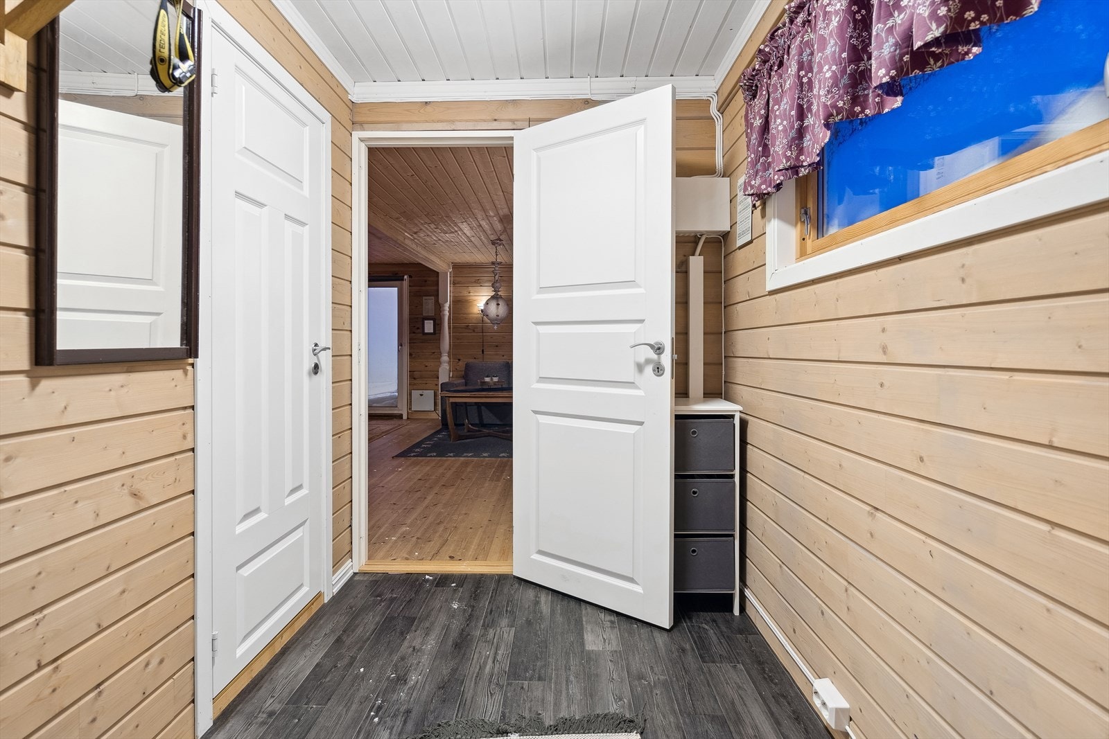 Her er det plass til enkelt entrèmøblement og knaggrekker for oppheng av yttertøy og plassering av sko som er i daglig bruk. Galleribilde