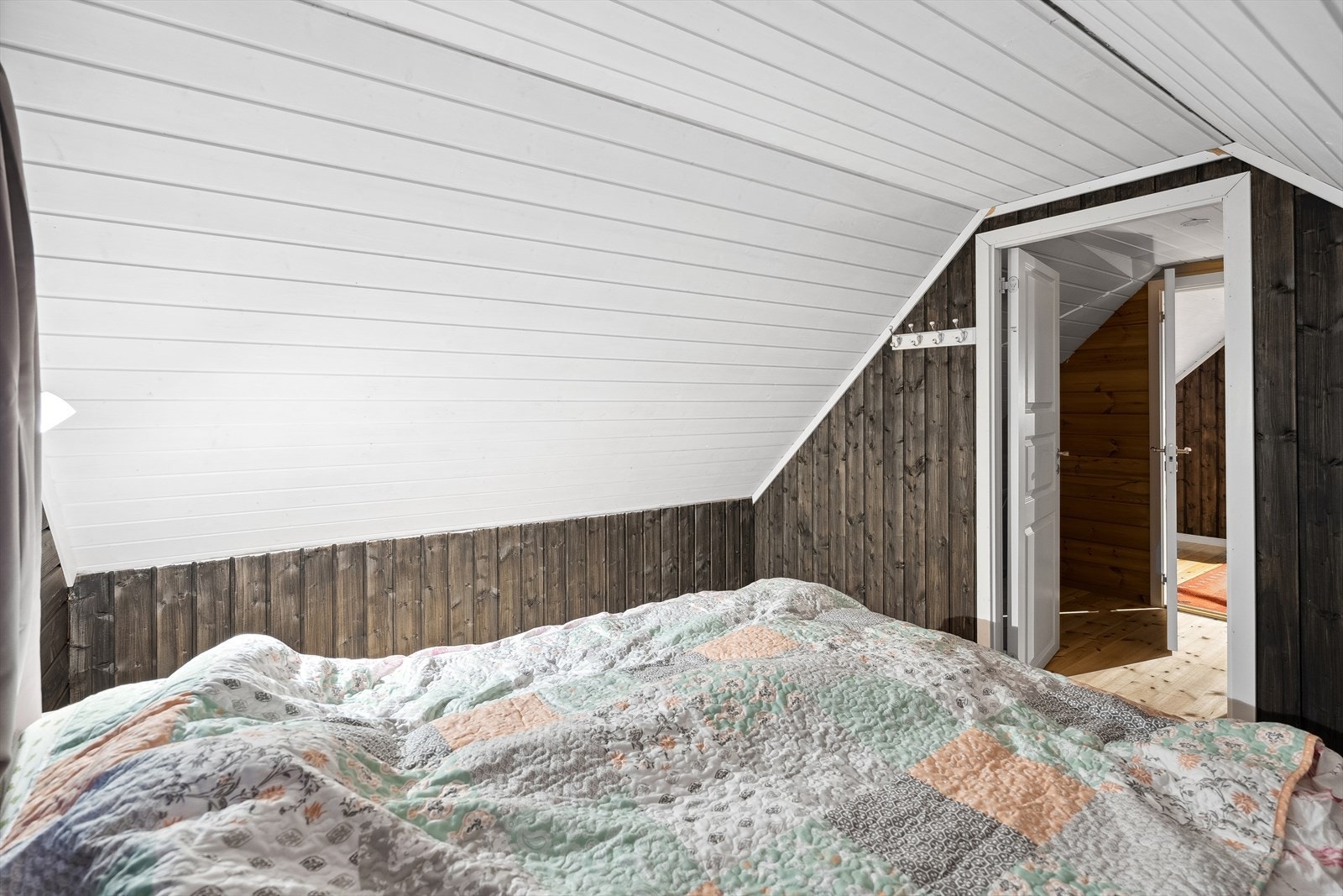 Her er det innredet to rom som i dag benyttes som soverom men som ikke er godkjente rom for varig opphold. Galleribilde