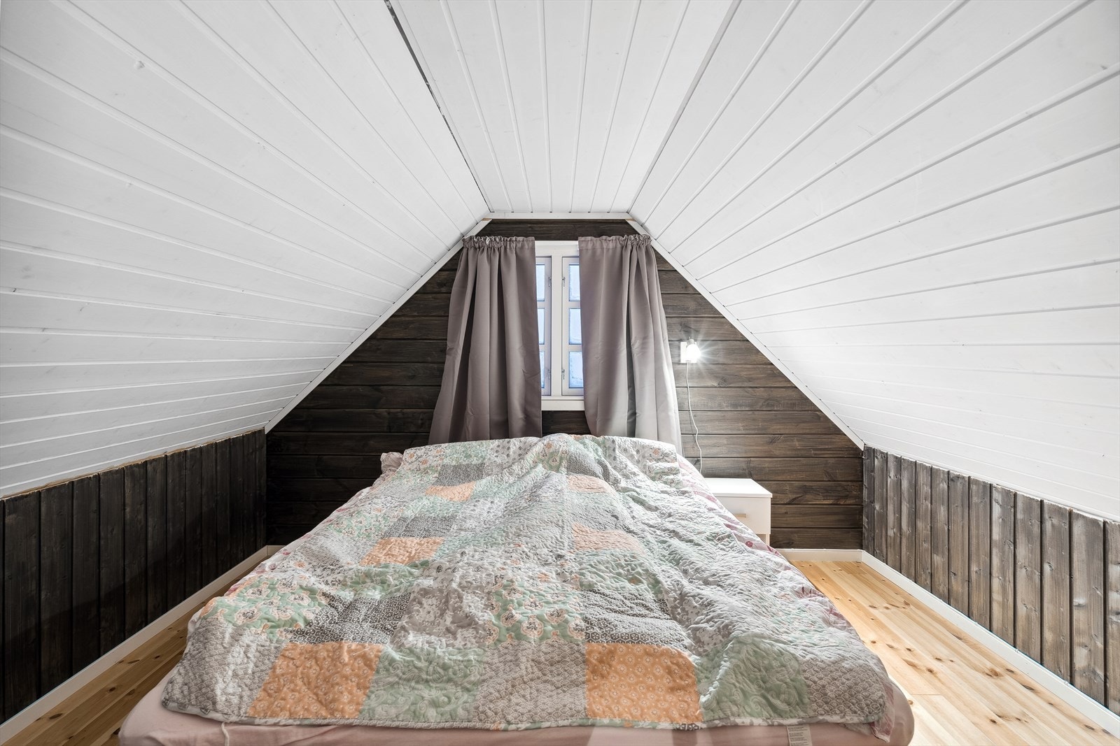 Via trappeadkomst fra stuen kommer man opp til innredet loft/hems. Galleribilde