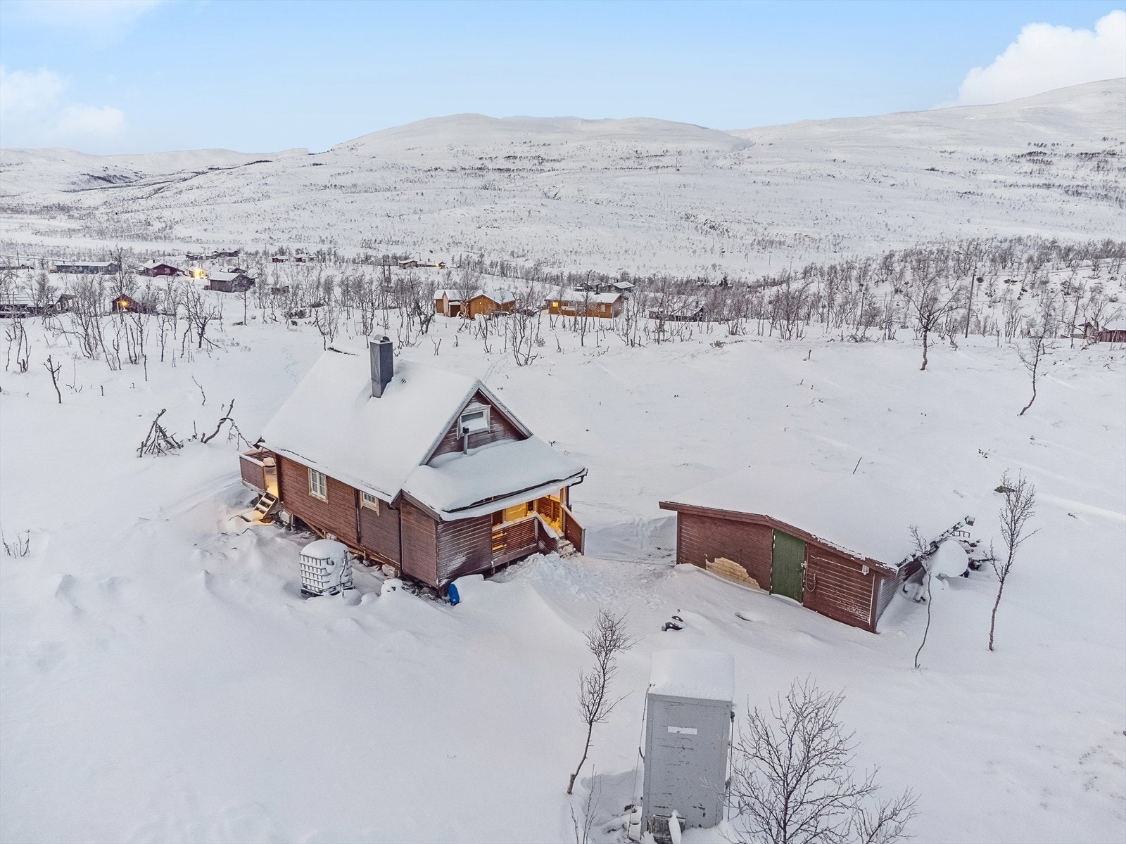En frittliggende fritidsbolig med tilhørende anneks / garasje med relativt enkel standard. Fritidsboligen fremstår i forholdsvis god stand, men det må påregnes en del arbeid utvendig og innvendig for å ferdigstille bygningene. Galleribilde