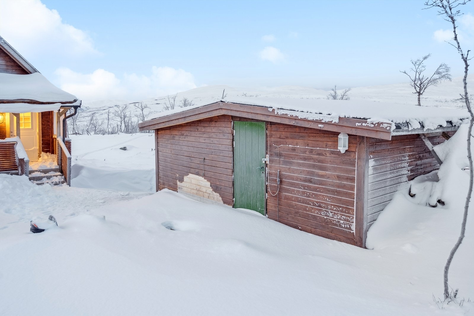 I tillegg er det en frittliggende garasje / anneks på totalt 25 kvm hvor 12 kvm er innredet som stue / soverom og 13 kvm er garasje / bod. Galleribilde