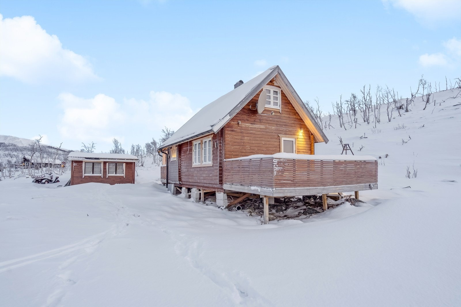 Hytta ligger fint til i et attraktivt hyttefelt i Repparfjordalen. Eiendommen ligger skjermet og fint til med god avstand til nærmeste hyttenabo. Her er det gode sol- og utsiktsforhold utover flott naturlandskap. Galleribilde