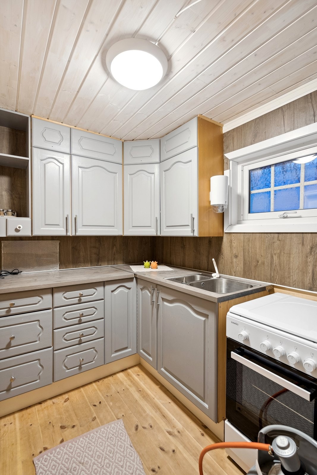 Kjøkkenet fremstår som generelt godt vedlikeholdt med normale bruksmerker i henhold til alder. Galleribilde