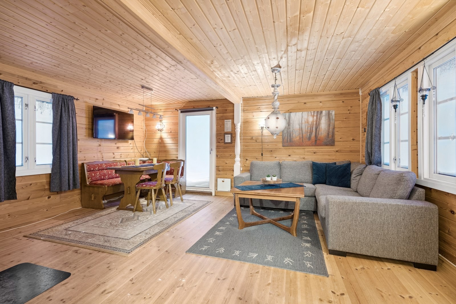 Vel inne ligger et romslig stueareal med mye naturlig lys fra flere vinduer. Galleribilde