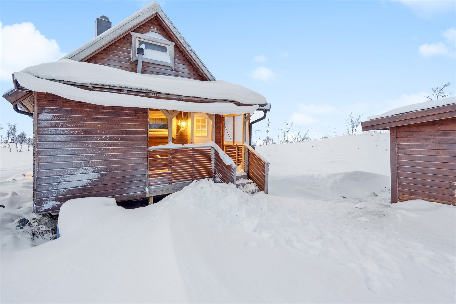 Du ønskes velkommen inn via inngangsparti med takoverbygg. Galleribilde