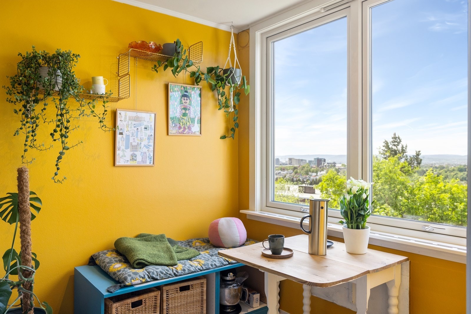 Ved kjøkkenvinduet er det plass til et lite og hyggelig spisebord - perfekt for å nyte måltidene med utsikt. Galleribilde