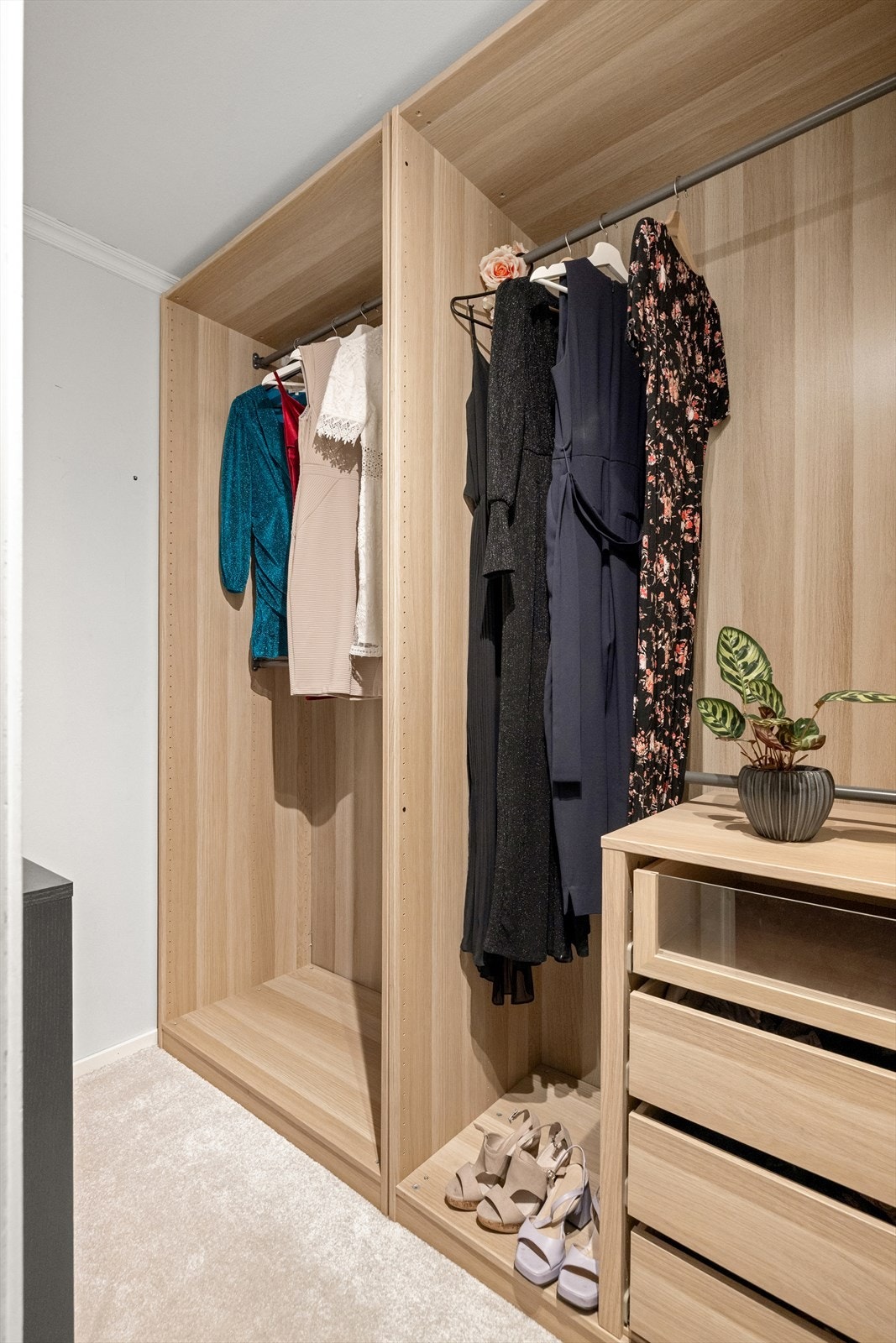 Leiligheten har en praktisk walk-in-garderobe med god plass til klær, sko og utstyr. En smart løsning som gjør det enkelt å holde hjemmet ryddig og organisert, med alt lett tilgjengelig. Galleribilde