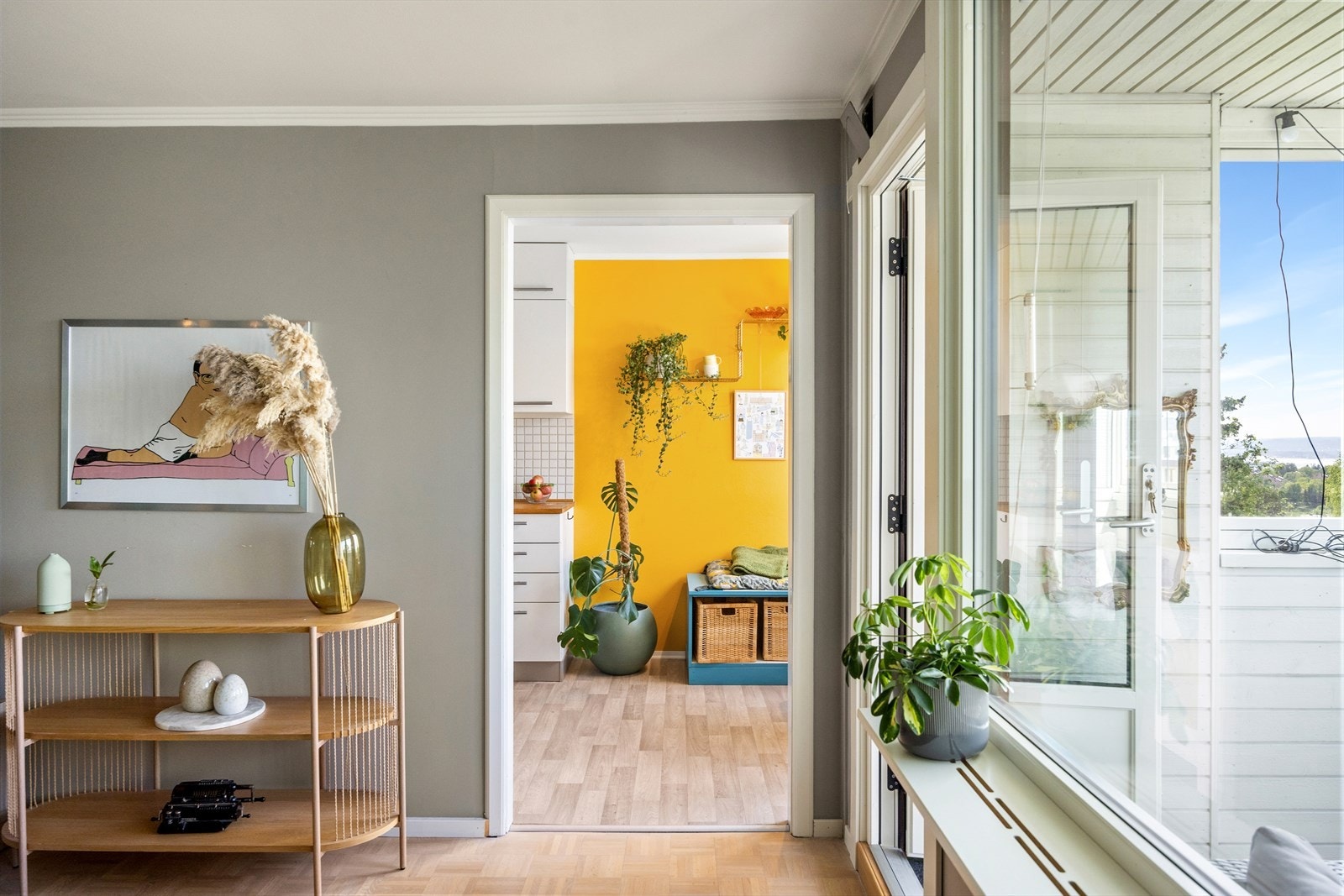 Fra stuen har du adkomst til et romslig og stilrent kjøkken med god plass til både matlaging og sosialt samvær. Galleribilde