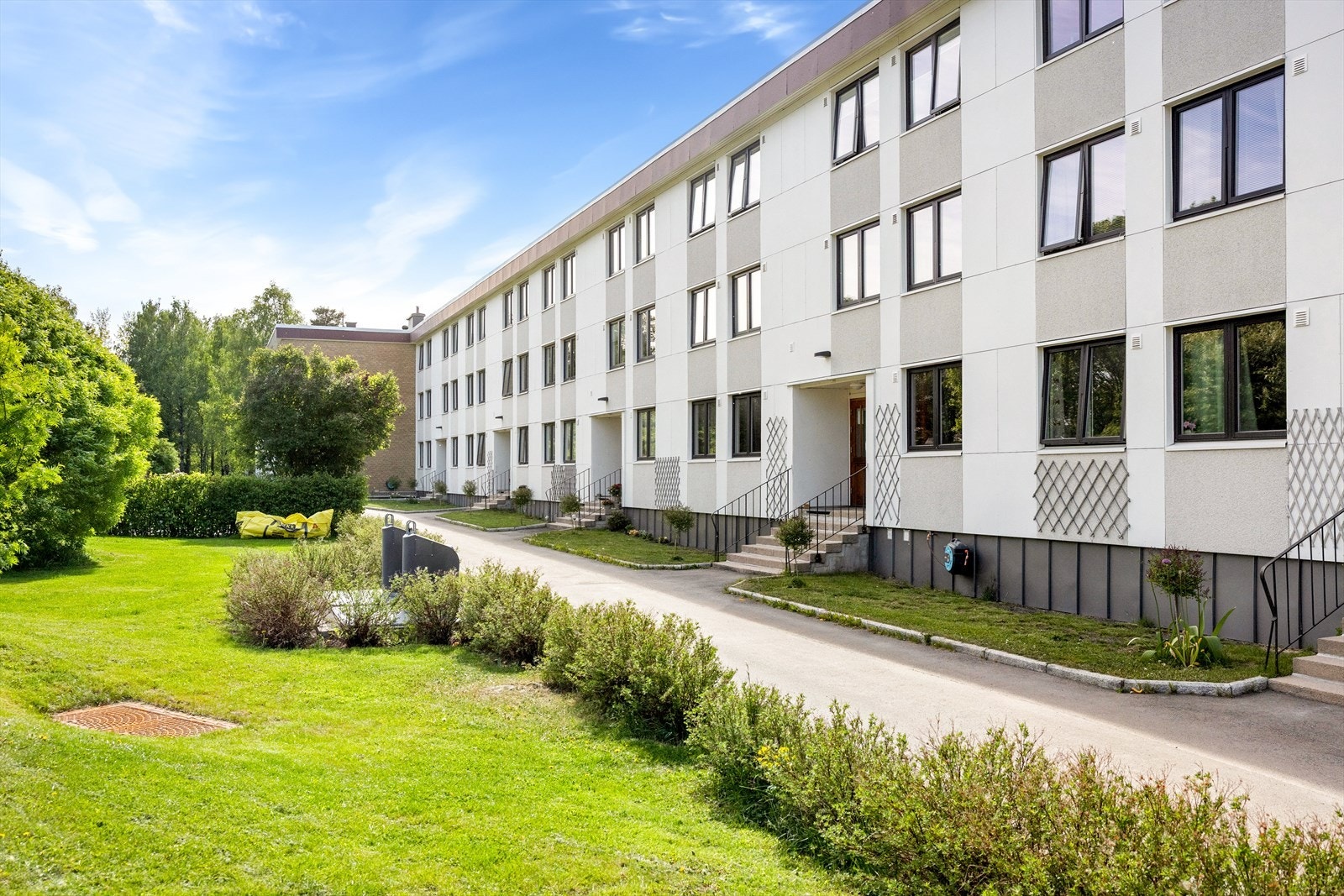 Borettslaget består av 777 andelsleiligheter, fordelt på 15 lavblokker og 94 oppganger. Galleribilde