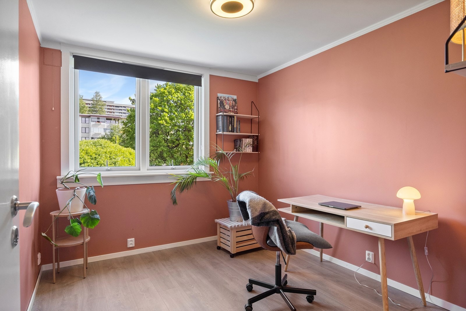 Dette soverommet er også romslig og har plass til både seng og øvrige møbler. Galleribilde