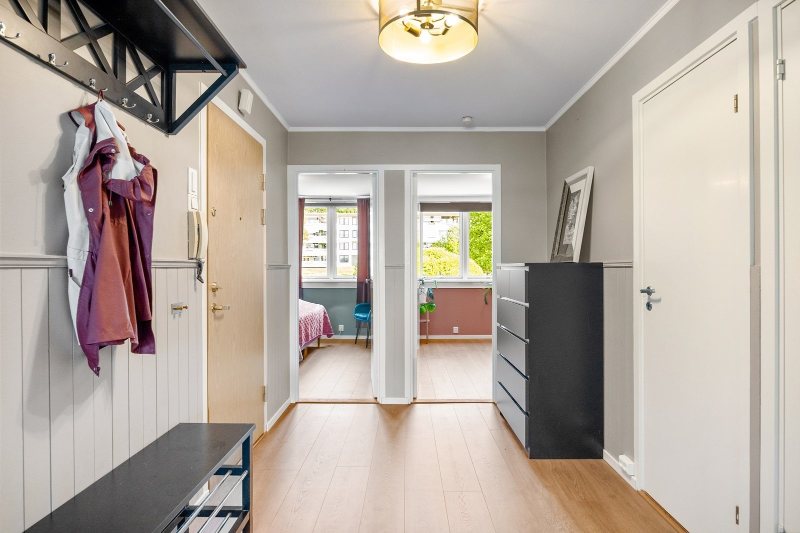 Fra gangen er det adkomst til boligens to romslige soverom. Galleribilde