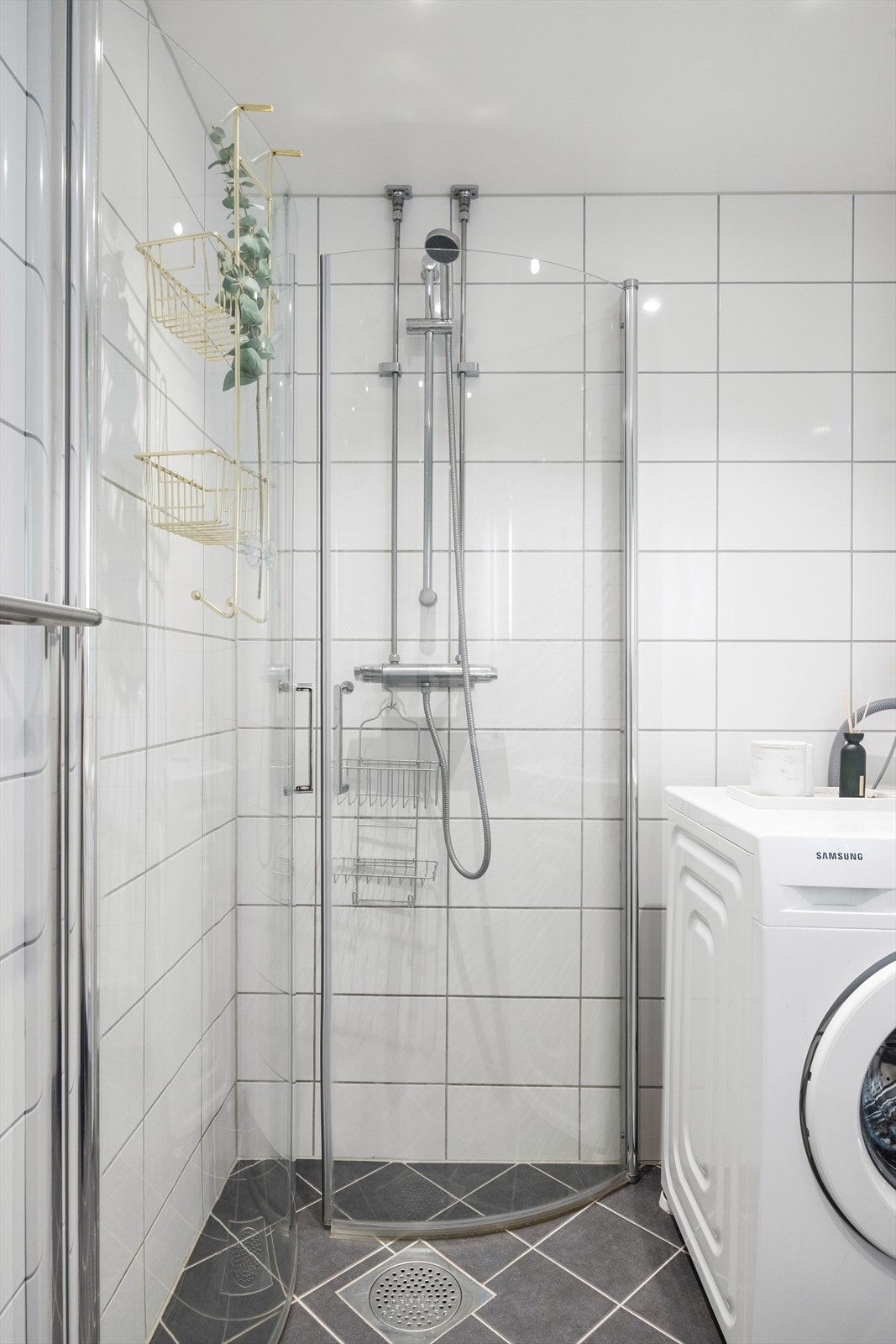 Pent, flislagt baderom med gulvvarme og downlights i himlingen, pusset opp i regi av borettslaget i 2019. Galleribilde