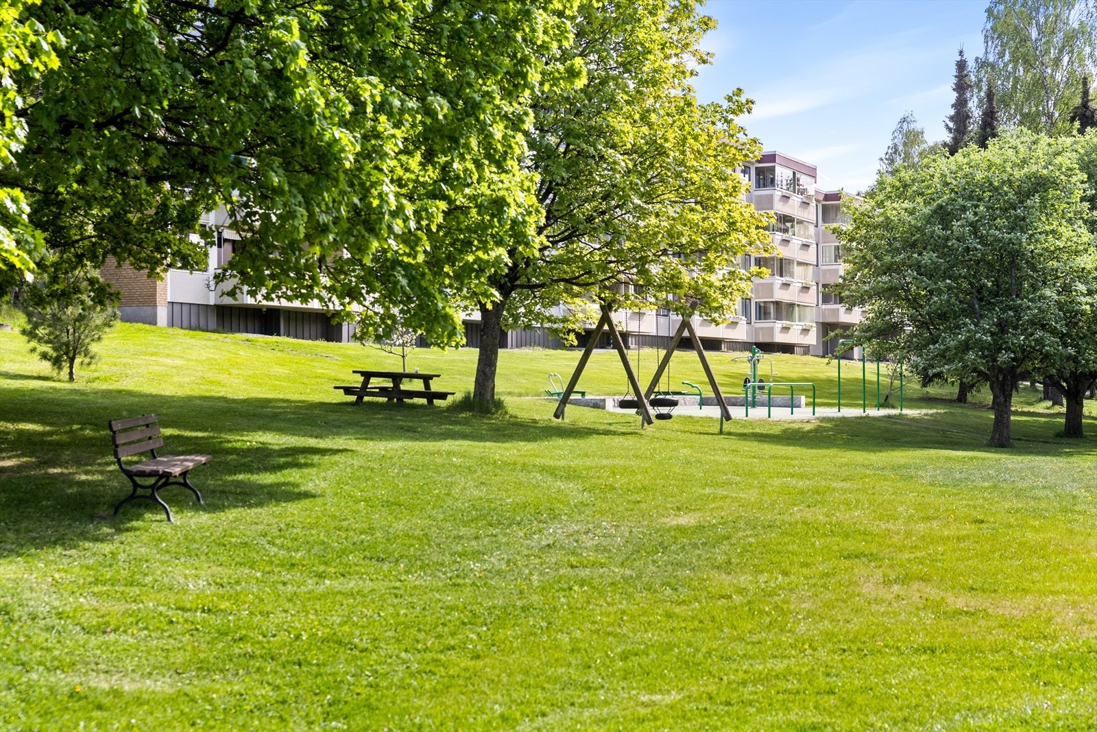 Borettslaget kan skilte med nydelige, grønne fellesarealer som er godt vedlikeholdt. Her finner du hyggelige sittegrupper for sosialt samvær og lekeapparater som byr på moro for de minste. Galleribilde