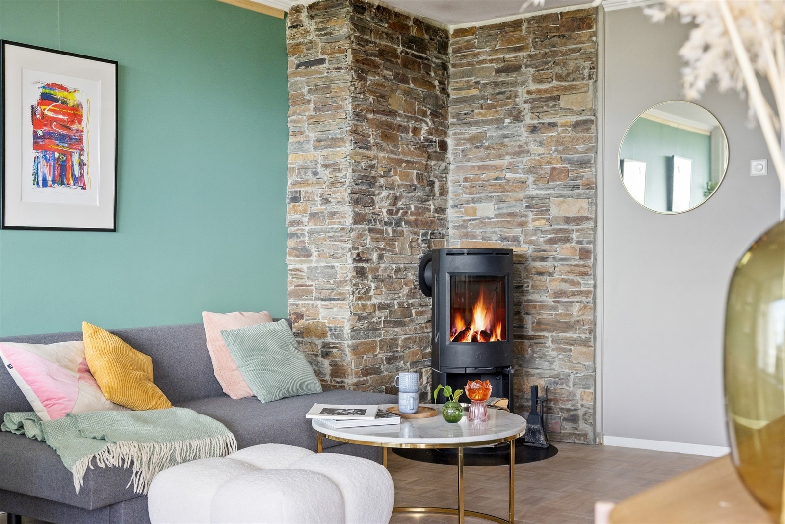 Stuen har en stemningsfull peisovn som gir både varme og hygge på kalde dager. Galleribilde