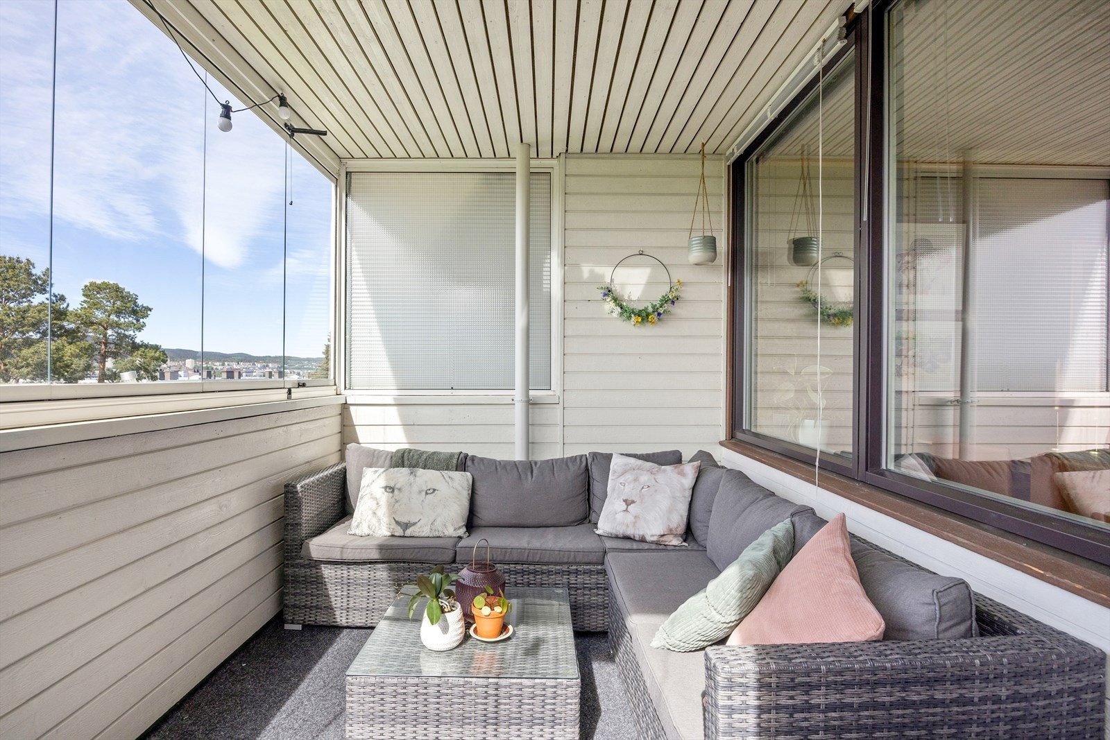 Balkongen fungerer som en forlengelse av stuen i den varme årstiden - perfekt for hyggelige stunder med familie og venner. Gulvet er belagt med teppe for ekstra komfort. Galleribilde