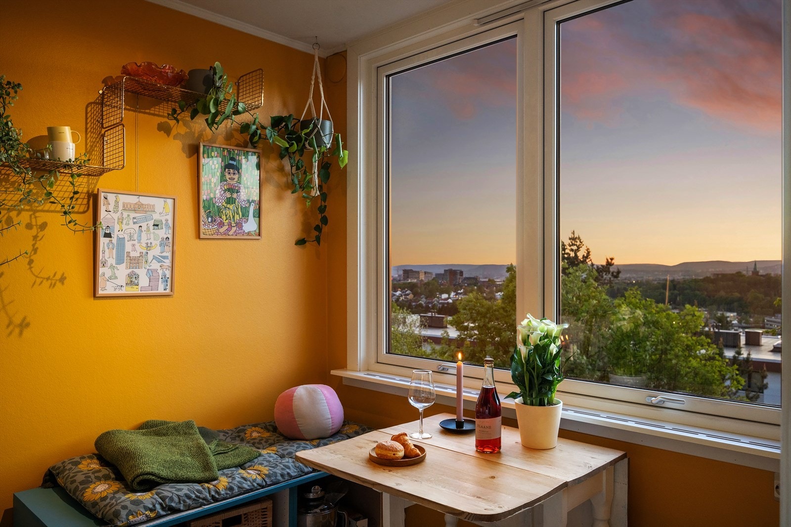 Dette er en lys og innbydende 3-roms leilighet i 2. etasje, med attraktiv beliggenhet i et veletablert borettslag. Galleribilde