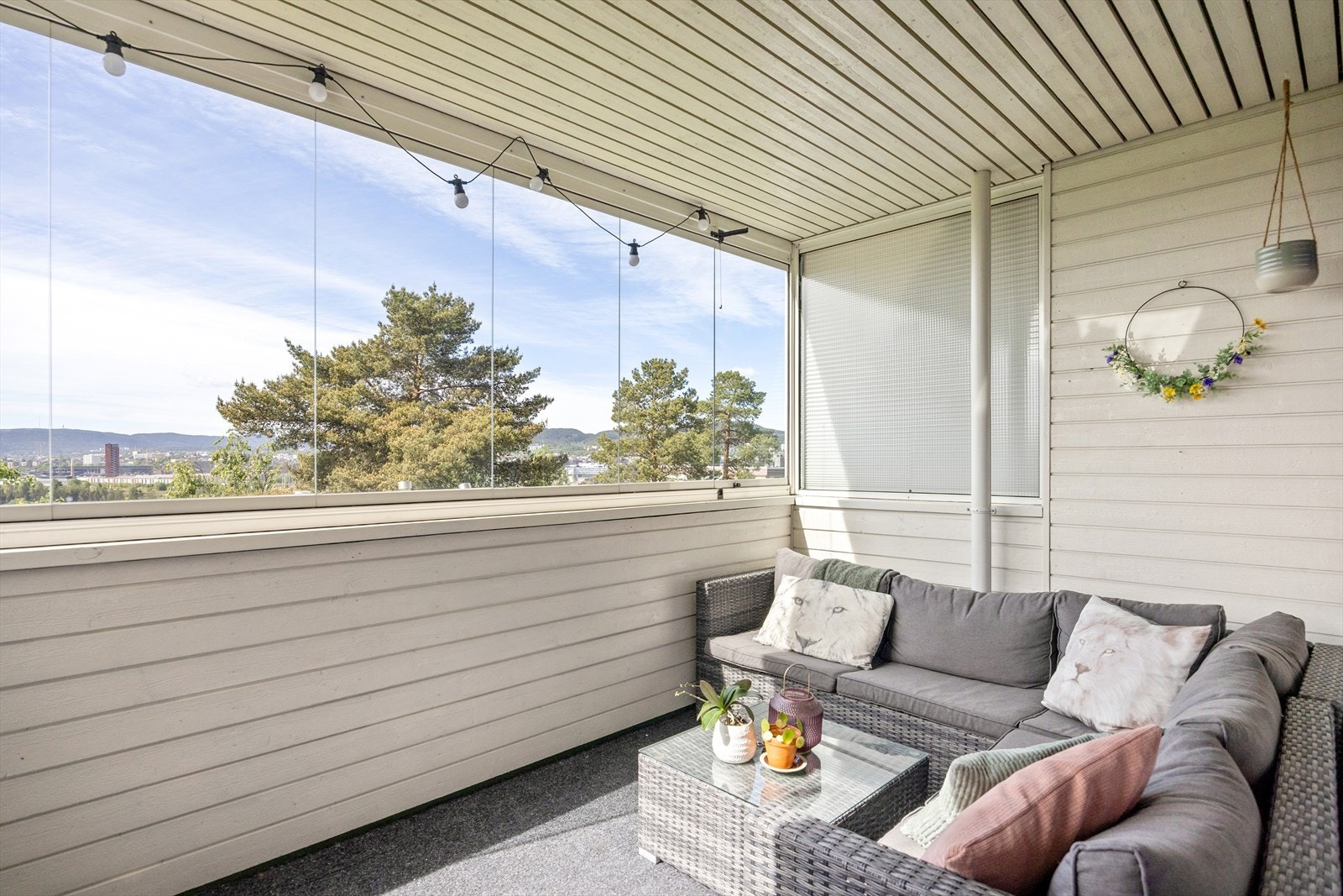 Fra stuen er det utgang til en nordvestvendt, innglasset balkong på ca. 8 m² med ettermiddagssol og utsikt mot Oslofjorden. Galleribilde