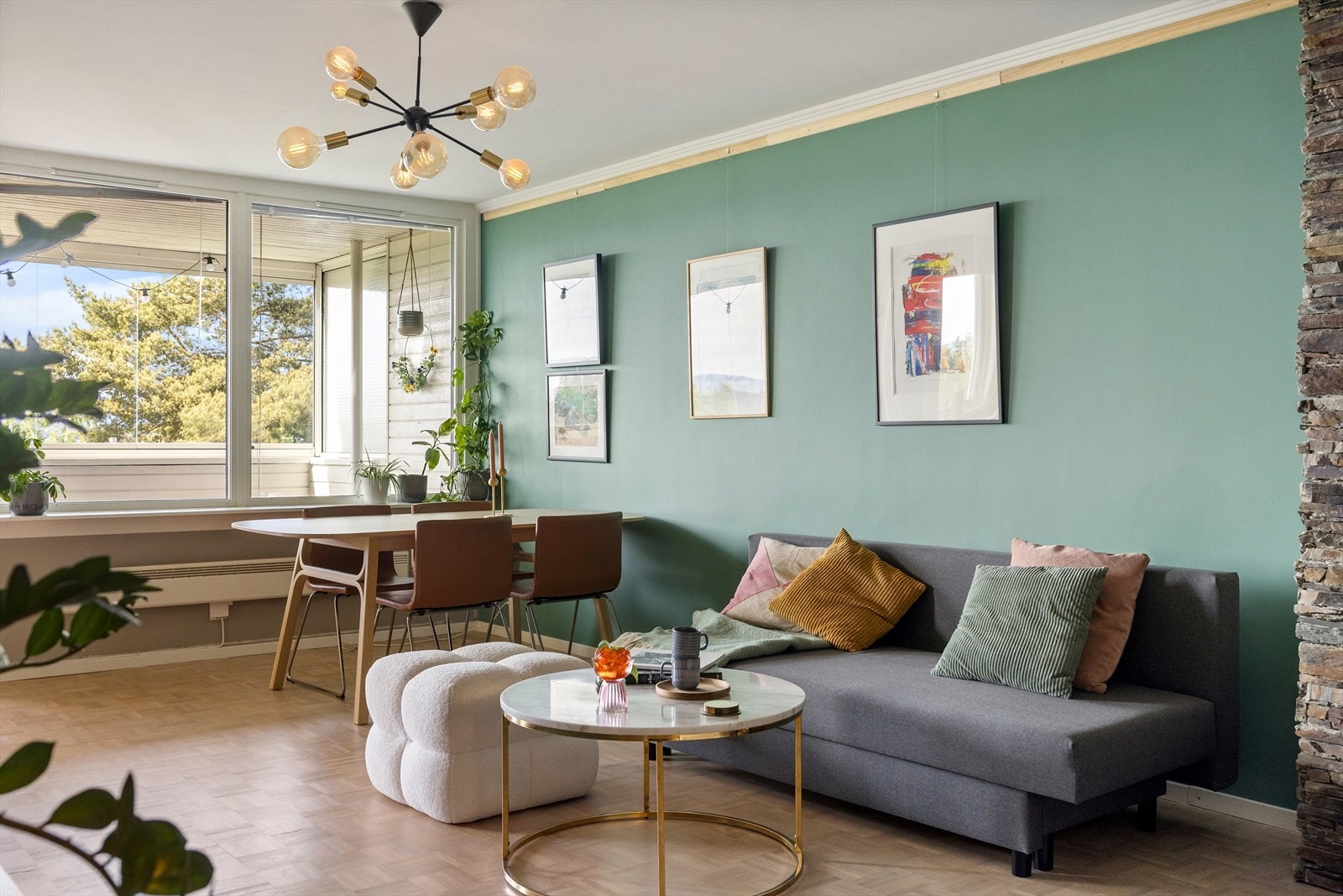 Gulvene er belagt med flott parkett som gir rommene et varmt og helhetlig uttrykk. Veggene er malt i delikate, moderne fargetoner som skaper en lun og innbydende atmosfære. Galleribilde