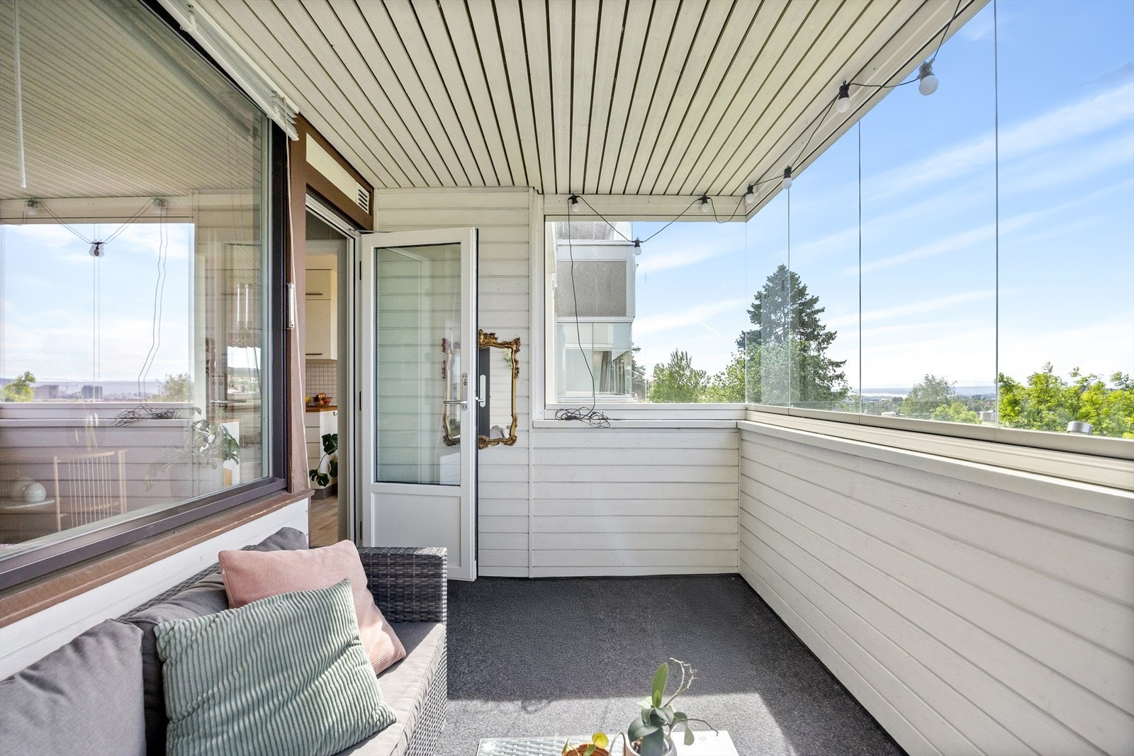Man kan nyte lange dager og kvelder på balkongen som er innglasset. Galleribilde