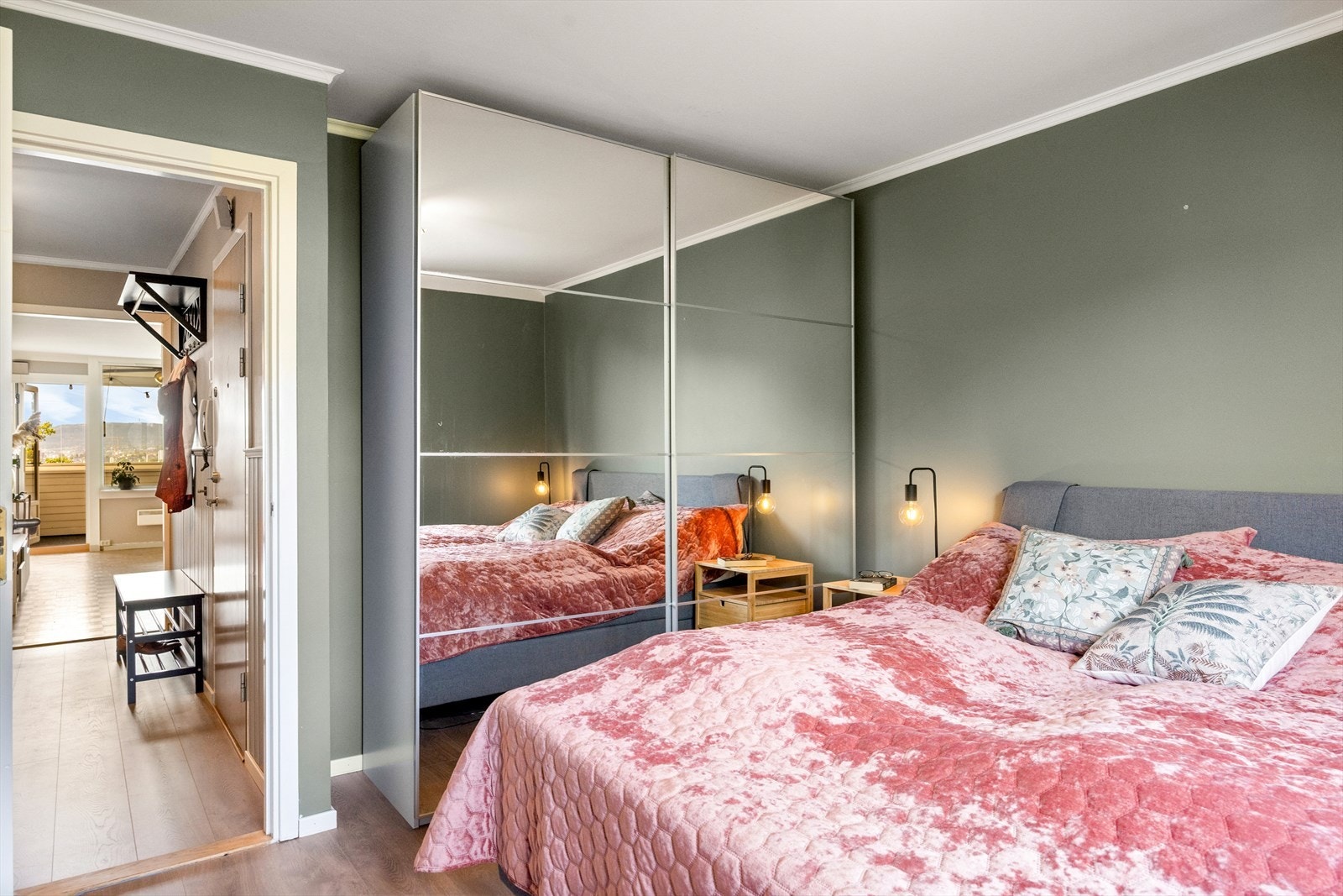 Rommet har også rikelig med oppbevaringsplass i en romslig skyvedørsgarderobe. Galleribilde