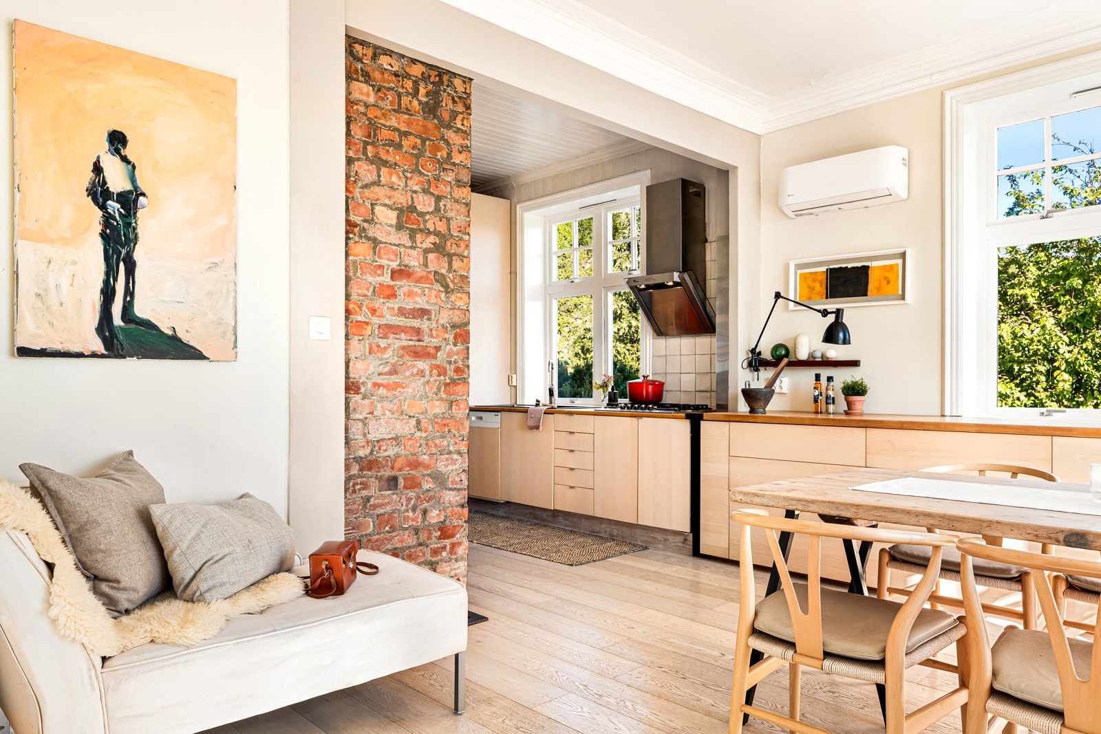 Kjøkkenet består av slette fronter, og benkeplate i tre og ventilator i børstet stål med mekanisk avtrekk. Galleribilde